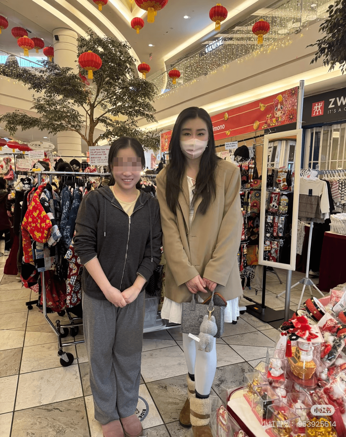 王祖賢跟店員合照，她的包包裡放了一隻超大梳子。（翻攝小紅書）