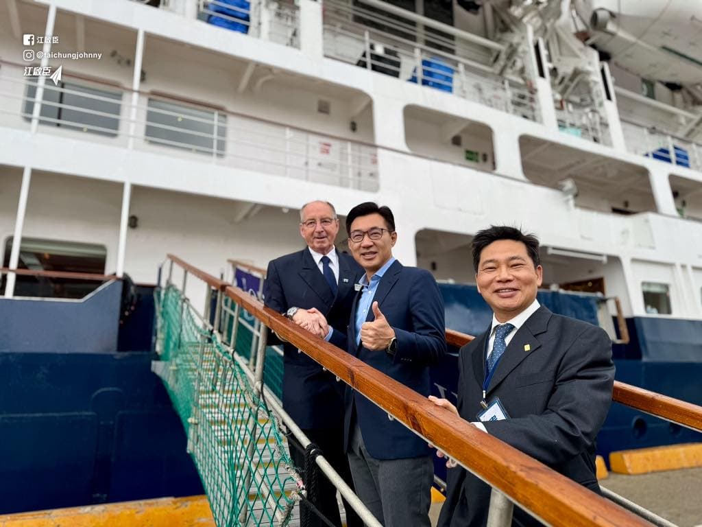 江啟臣今出席島嶼天空郵輪首航典禮,被問國民黨廣告爭議不予回應。(翻攝自江啟臣臉書)