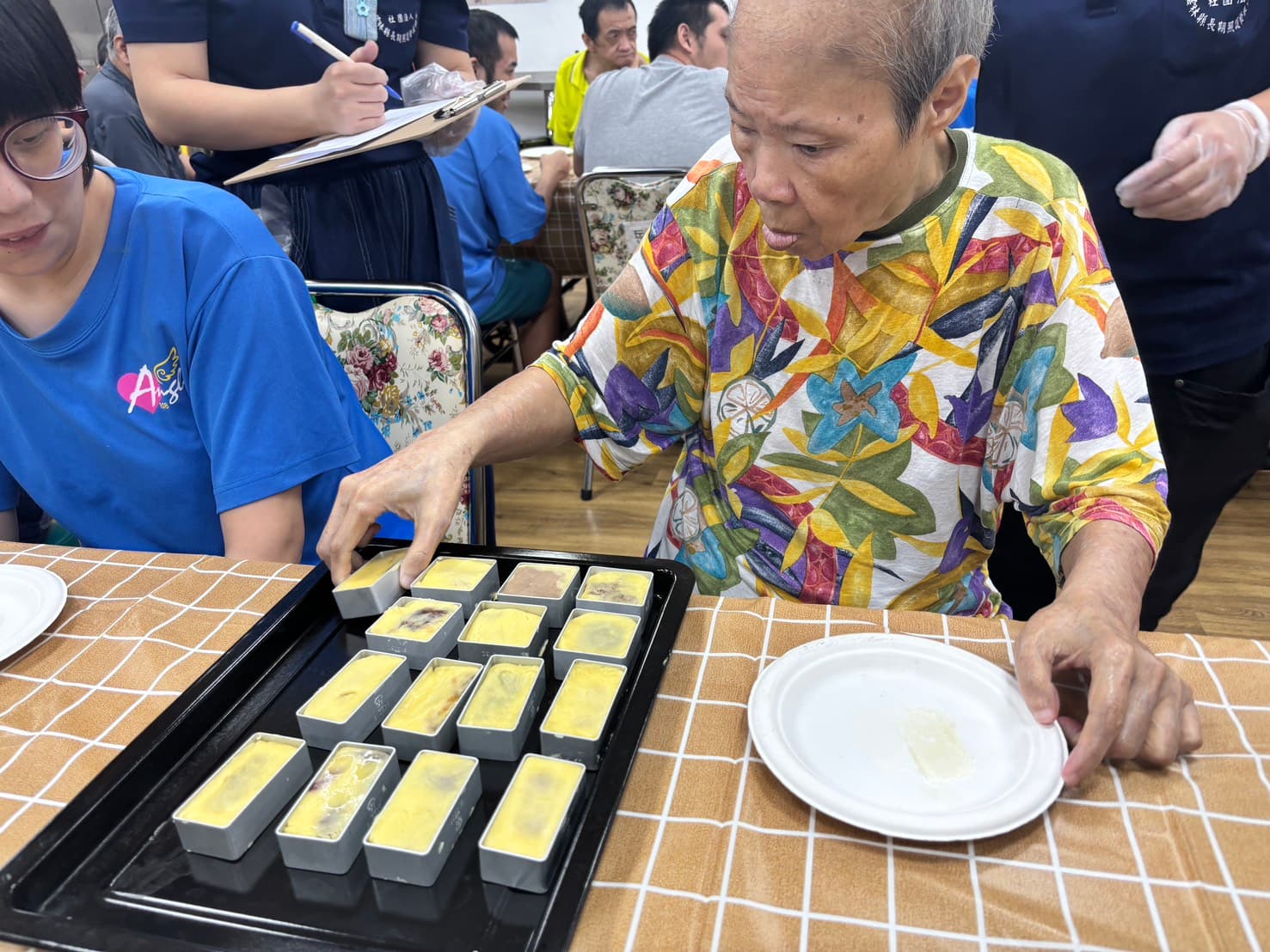 雲林縣身心障礙養護中心帶著服務對象們一起進行「月餅DIY」,共度中秋佳節。(雲林縣身心障礙養護中心提供)