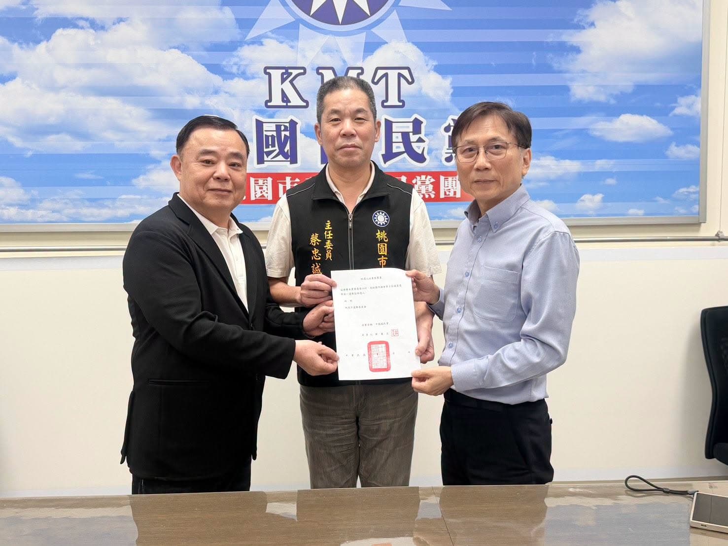 詹江村(右)昨領取國民黨推薦書,確定以國民黨身分角逐連任。(翻攝自詹江村臉書)
