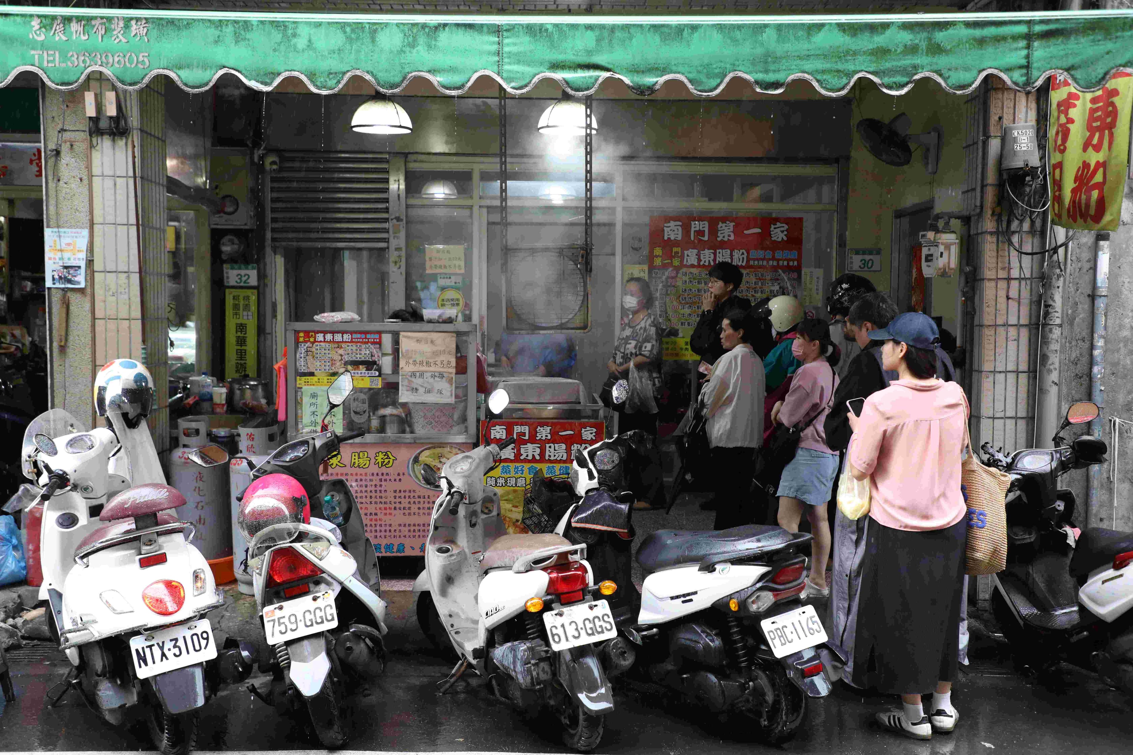 「南門第一家廣東腸粉」是排隊店,外帶的比內用的多。