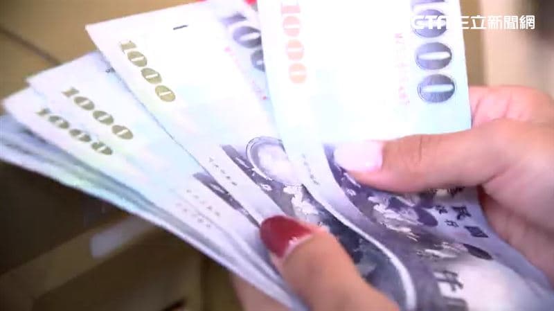 全台各地已有不少鄉鎮市率先祭出地方版「普發現金」或振興禮金措施。(圖/資料照)
