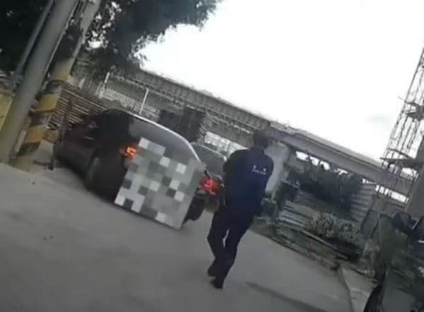 施姓駕駛起初先是踩油門向前行駛,佯裝配合卻是試圖拉開安全距離;又切換至倒車檔、猛踩油門向後大角度暴衝,導致後方追逐的警所長雙腿被輾過。(圖/翻攝畫面)