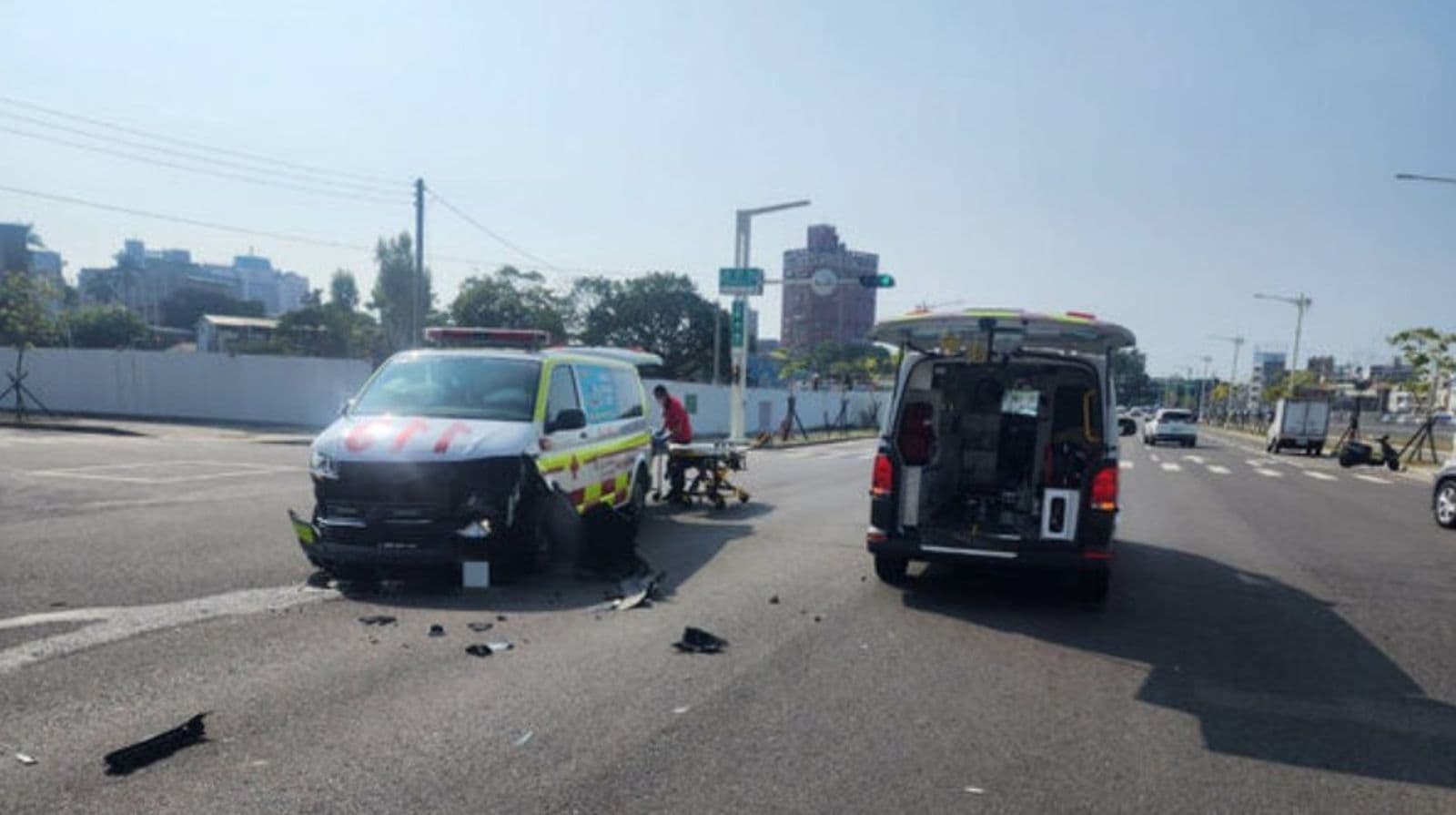 嘉義縣消防局救護車上午在新生路與光彩街口與轎車相撞,僅5歲男童頭暈。讀者提供