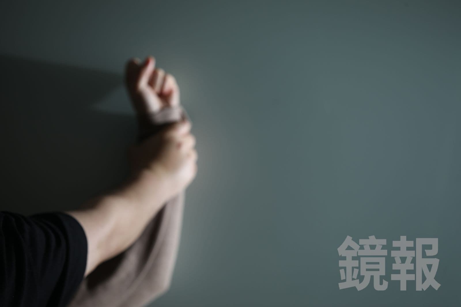 台中男子不滿被分手,竟失控爆打女友,還扯髮撞牆,甚至用「棉被塞嘴」撕扯衣物性侵得逞。示意圖/鄒保祥攝
