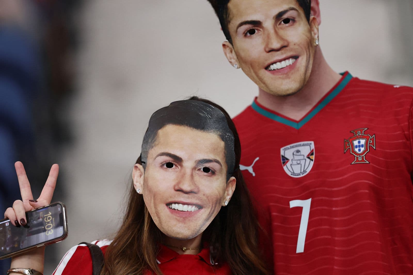 歐國聯葡萄牙對挪威賽事,葡萄牙球迷戴著Cristiano Ronaldo的面具進場觀賽。圖/達志影像