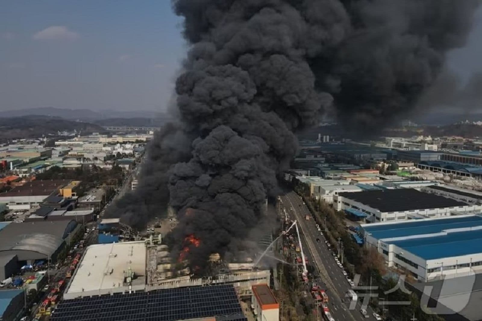 韓汽車廠大火逾50傷14失蹤,工人吸毒氣、墜樓傷!驚悚影片曝光。圖/翻自《NEWS 1》