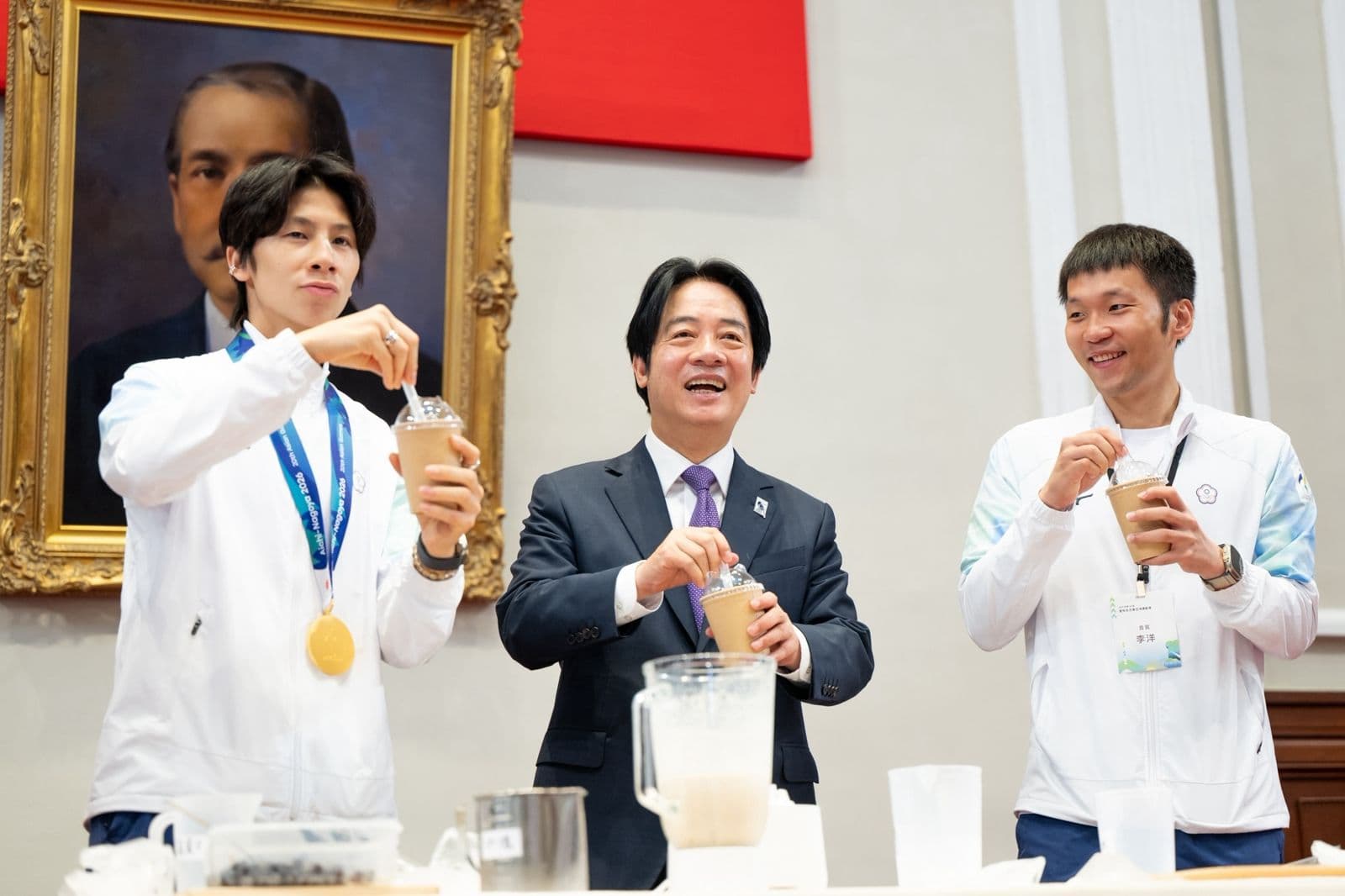 總統賴清德今接見名古屋亞運代表團,與運動部長李洋、拳擊金牌林郁婷體驗製作高蛋白珍奶。圖/總統府提供