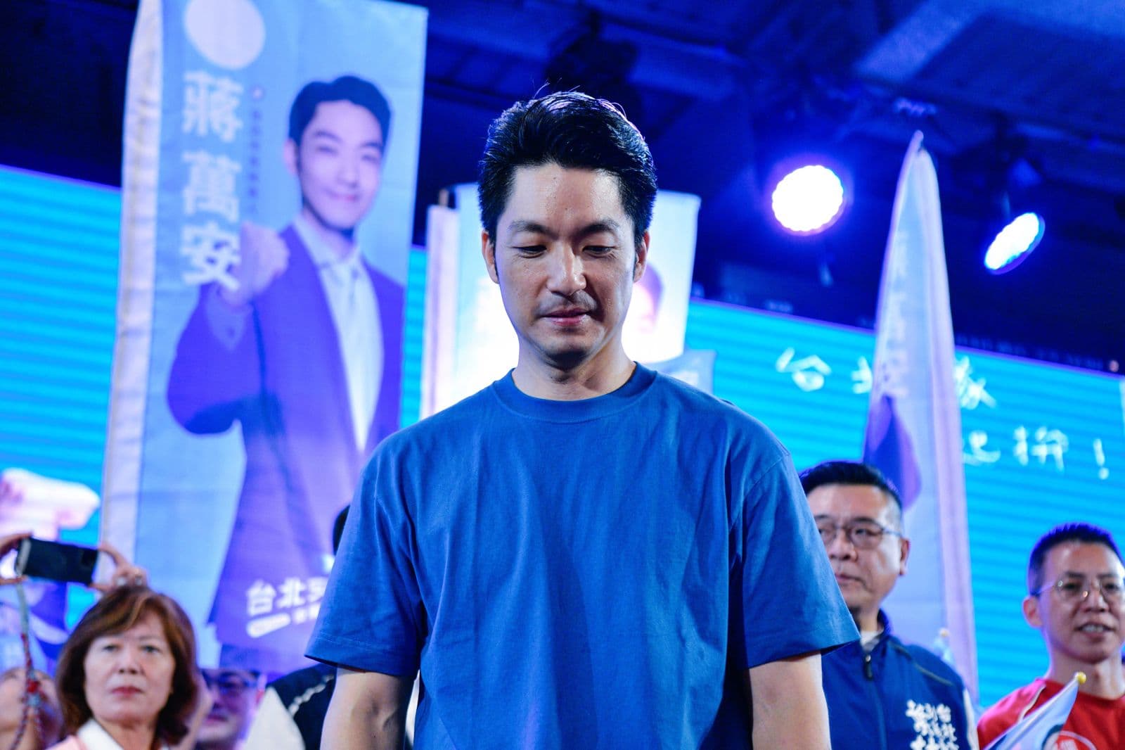 蔣萬安團隊上窮碧落下黃泉才搜出沈伯洋12年前的文章,抨擊沈「社區發毒品」。攝影李智為
