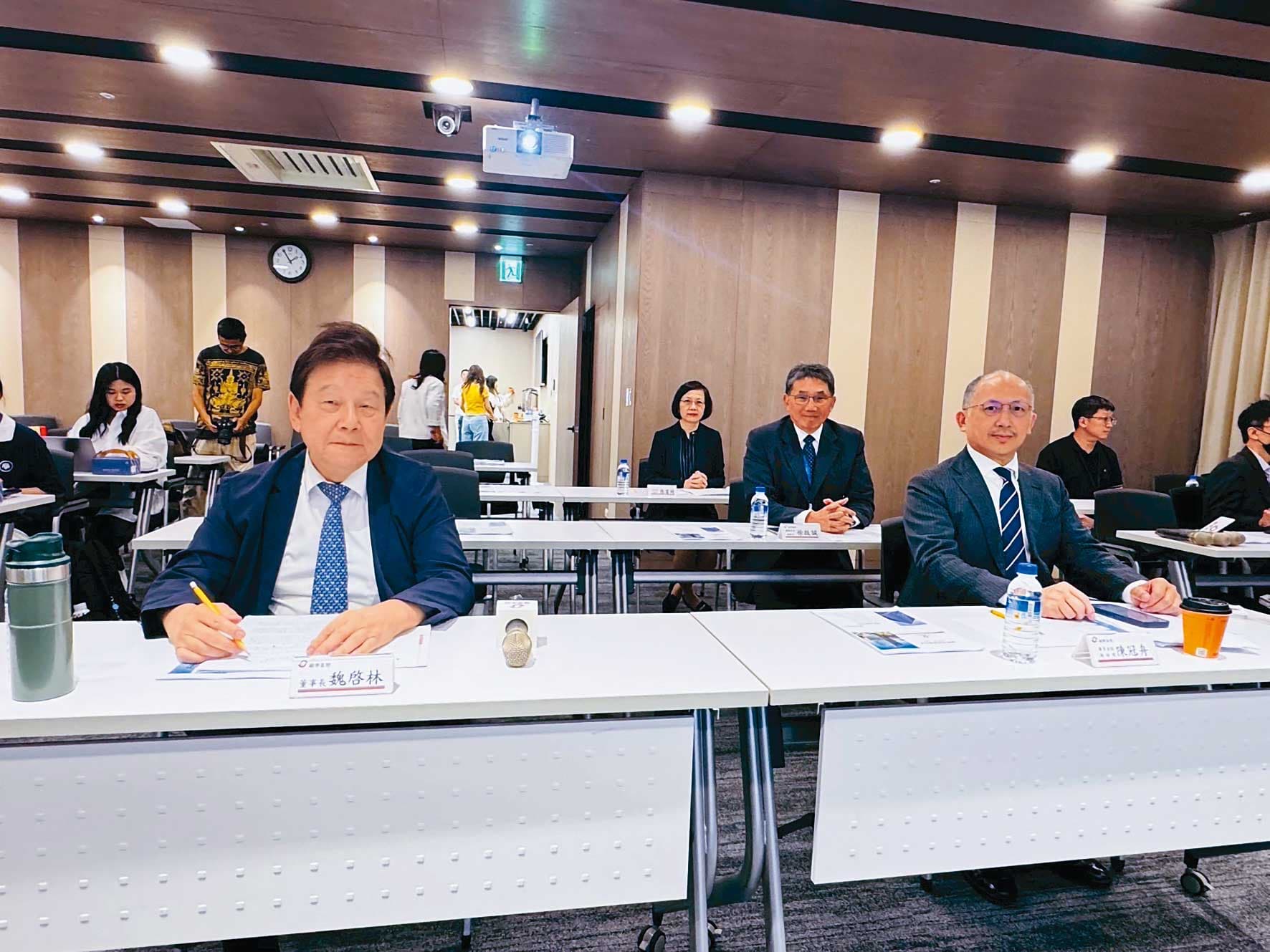今年第3季法說會後,國票金董事長魏啟林(前)表示,2大股東沒有不合,只是奇摩子(心情)不好。(國票金控提供)