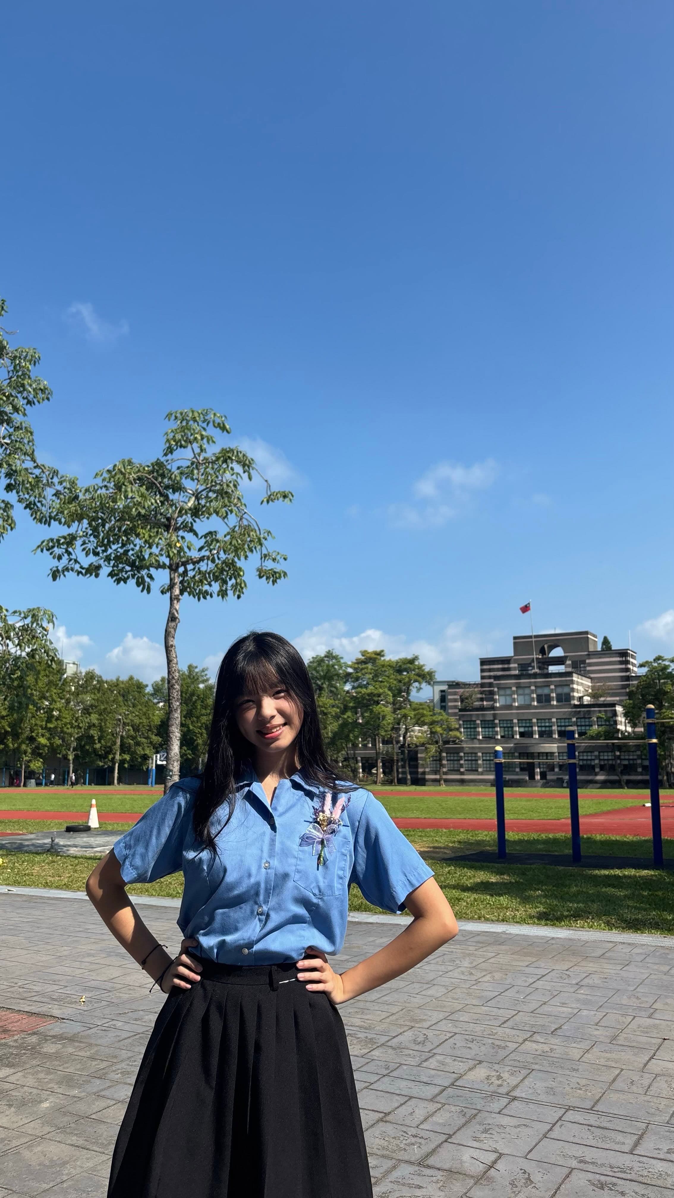 林芷瑈在Threads回文分享近況表示:「我有好好長大,前陣子高中畢業成年啦!」(翻攝自Threads)