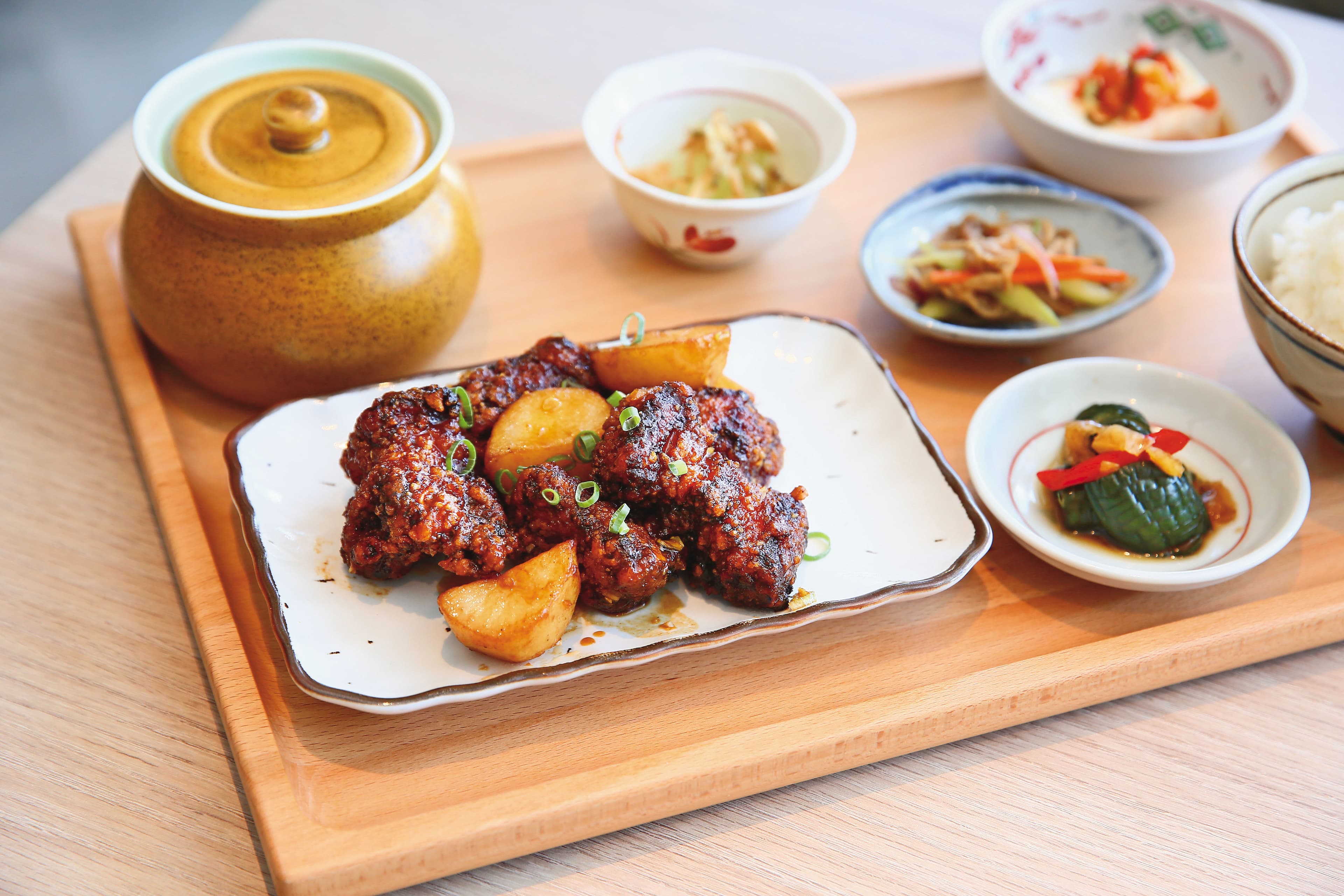 Two Tails提供台灣市場相對少見的「閩台菜」作為餐廳主打,以套餐形式呈現。(福州糟香醉排骨580元/套)