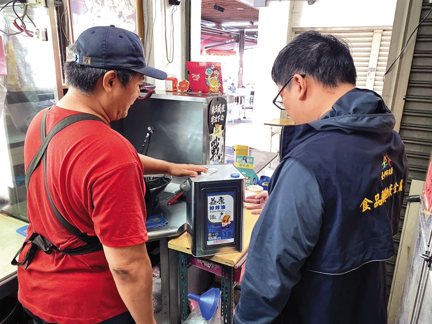 中聯油脂出包後,台中市政府急忙派員稽查,了解商家使用油品有無違反規定。(台中市府提供)