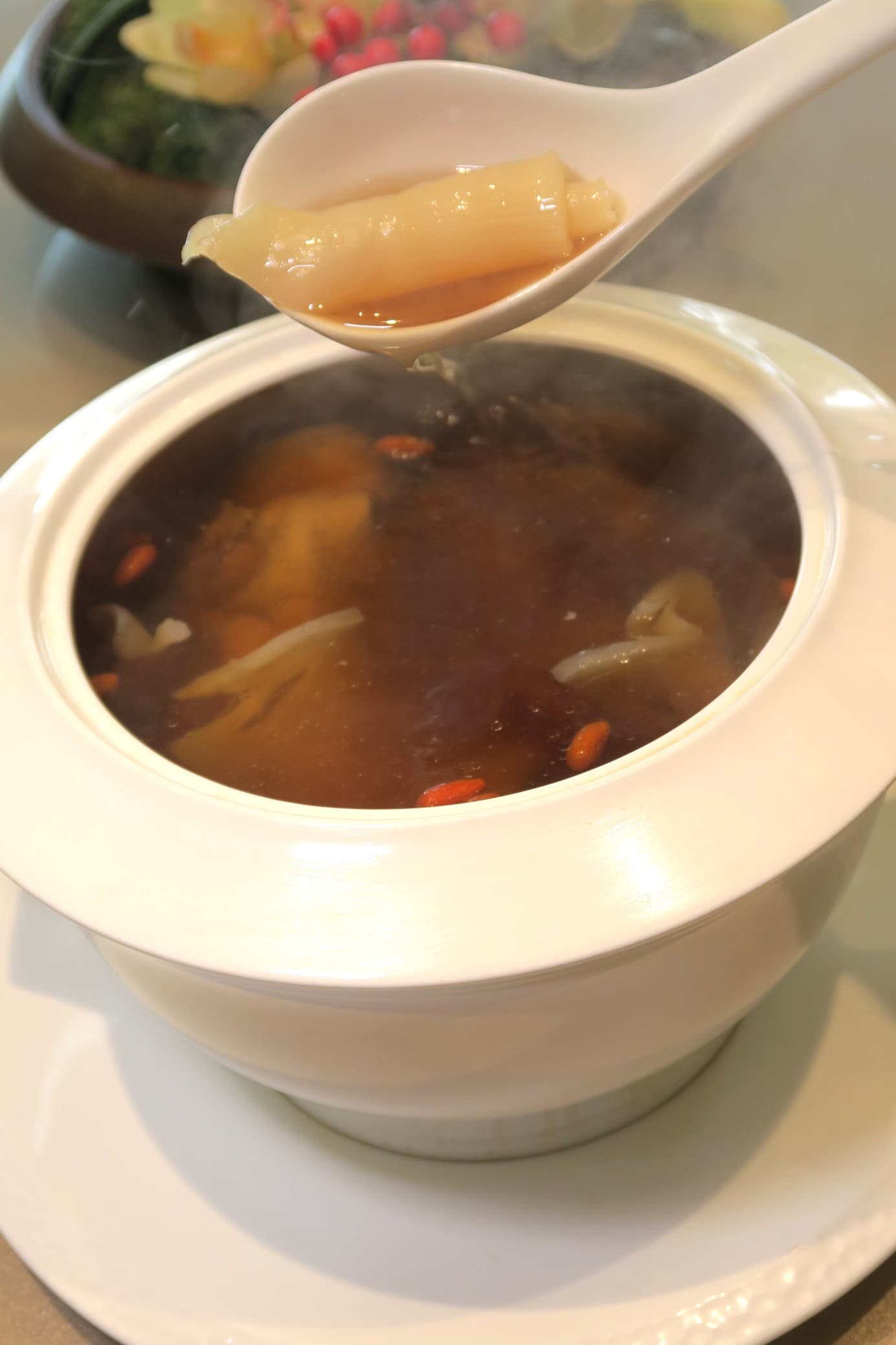 一大盅熱氣蒸騰的「十年陳皮燉花膠鴨湯」,光是香氣就十足誘人。