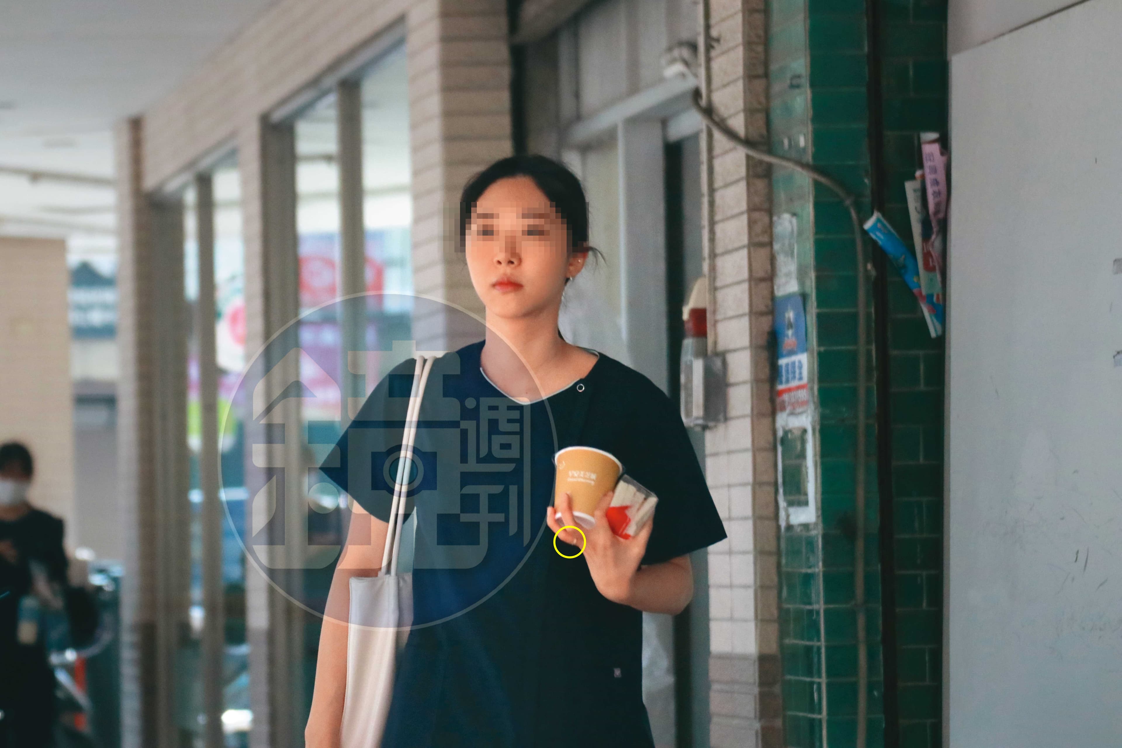 許芊芊(圖)長相清秀,她如今已嫁作人婦,手上還有婚戒(黃圈處)。
