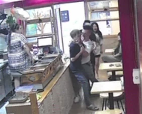 羅男對著蔡男痛毆10多下。(翻攝畫面)