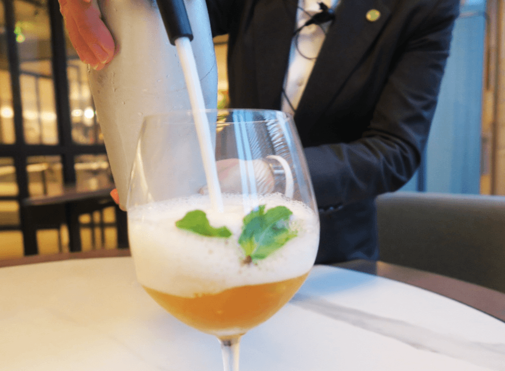適合搭配海南雞飯的「Signature Chatterbox’s Punch」上桌時,服務人員會在桌邊打入自製通寧水,很有儀式感。(18新元/份,約NT$445)