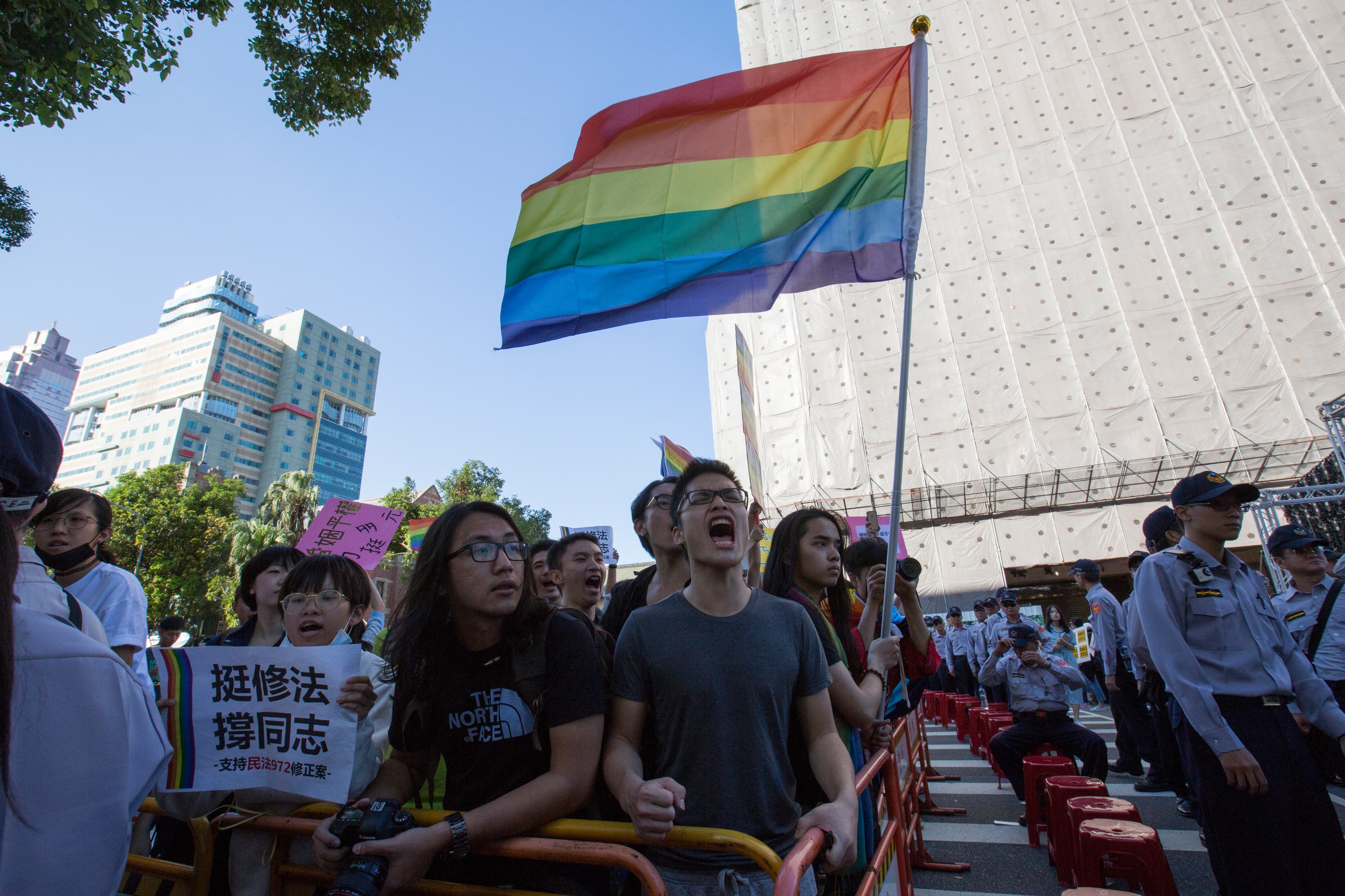 立法院外也聚集不少民眾高舉彩虹旗,支持修法,力挺同志族群。