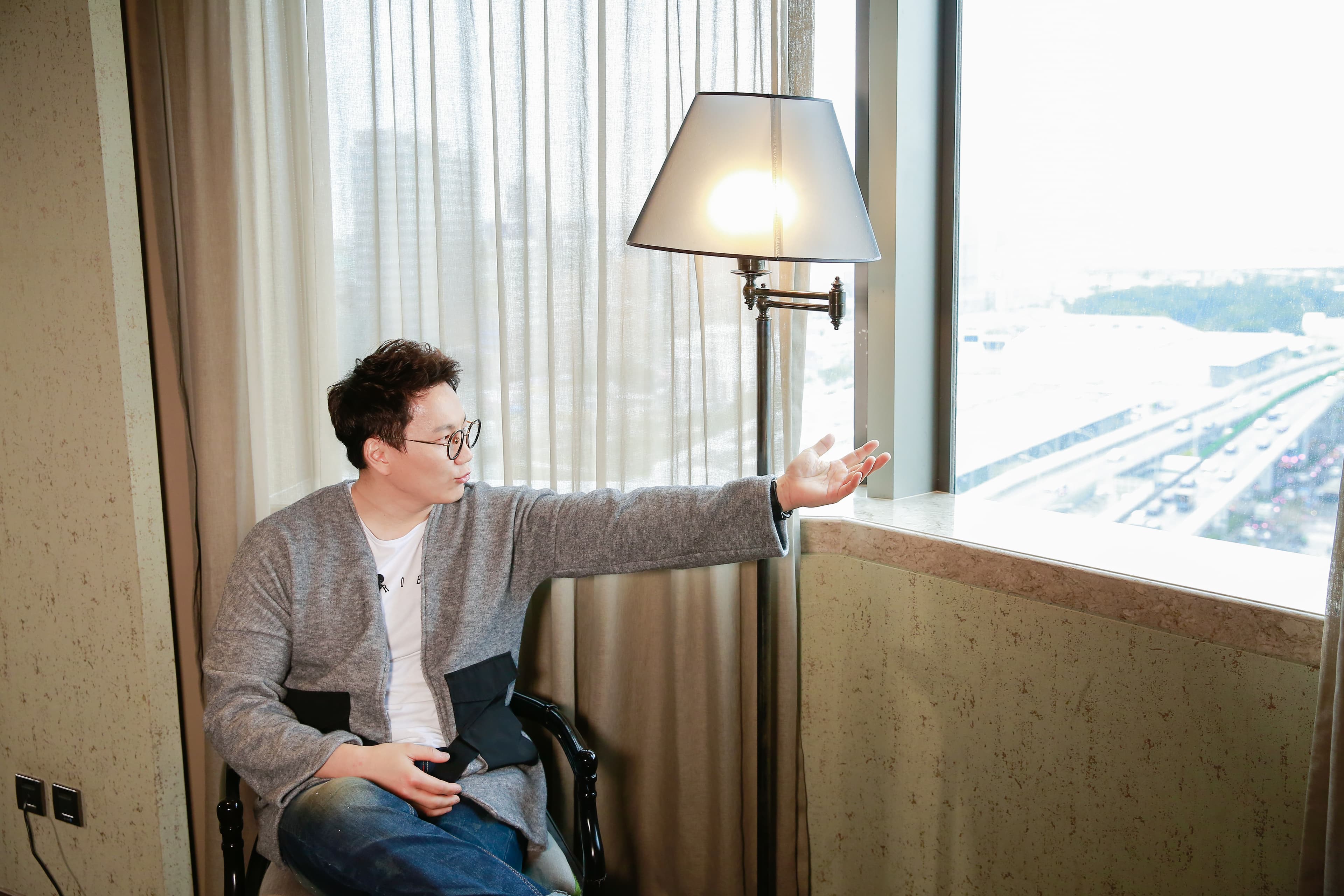鄭淳元表示這次來台看最多的是窗外風景,因為各家媒體專訪都在這窗台旁拍照。