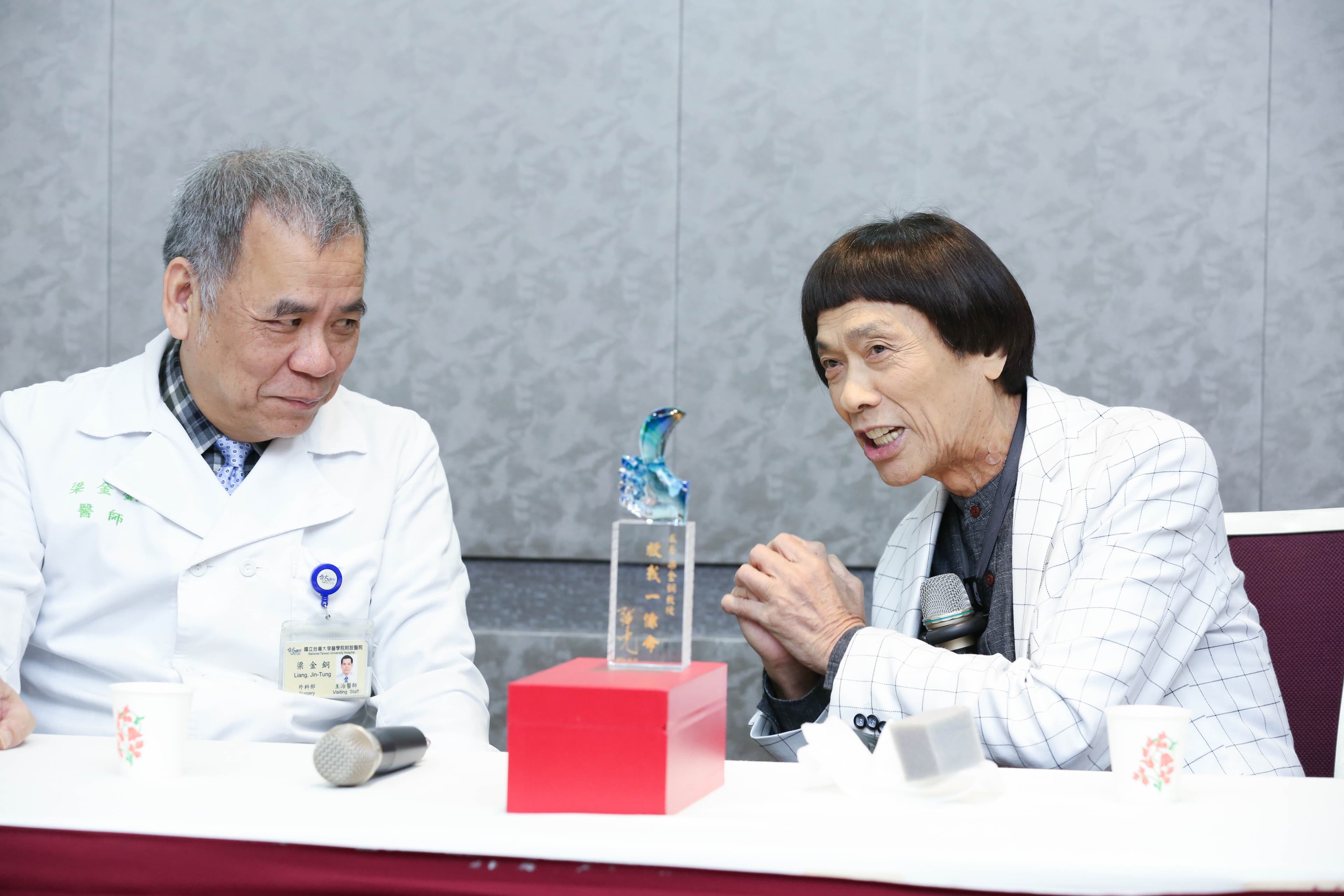去年10月豬哥亮(右)在台大醫生梁金銅(左)開刀搶救下撿回一命,他在記者會上開心感謝醫療團隊。