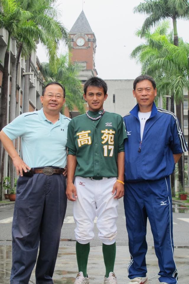 高苑總教練李來發(右)表示,當初要找林子偉(中)加入高苑,前高雄縣長、也是高苑董事長余政憲(左)7次登門拜訪。翻攝自余政憲臉書