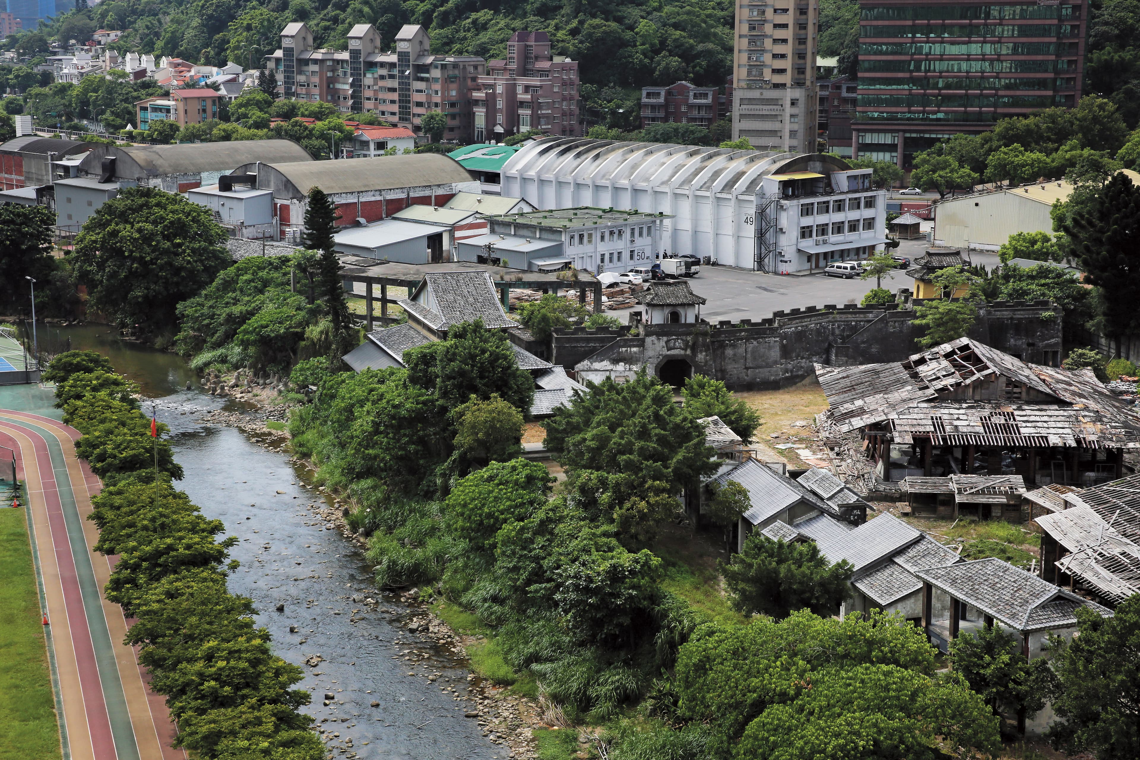 中影文化城占地12,700坪,曾是台灣拍攝古裝片重要地點及觀光景點,遭賤賣後荒廢模樣曝光,如今成為追討不法黨產的目標之一。