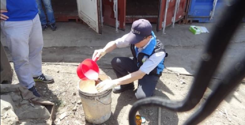 環保局人員進行採樣。(警方提供)