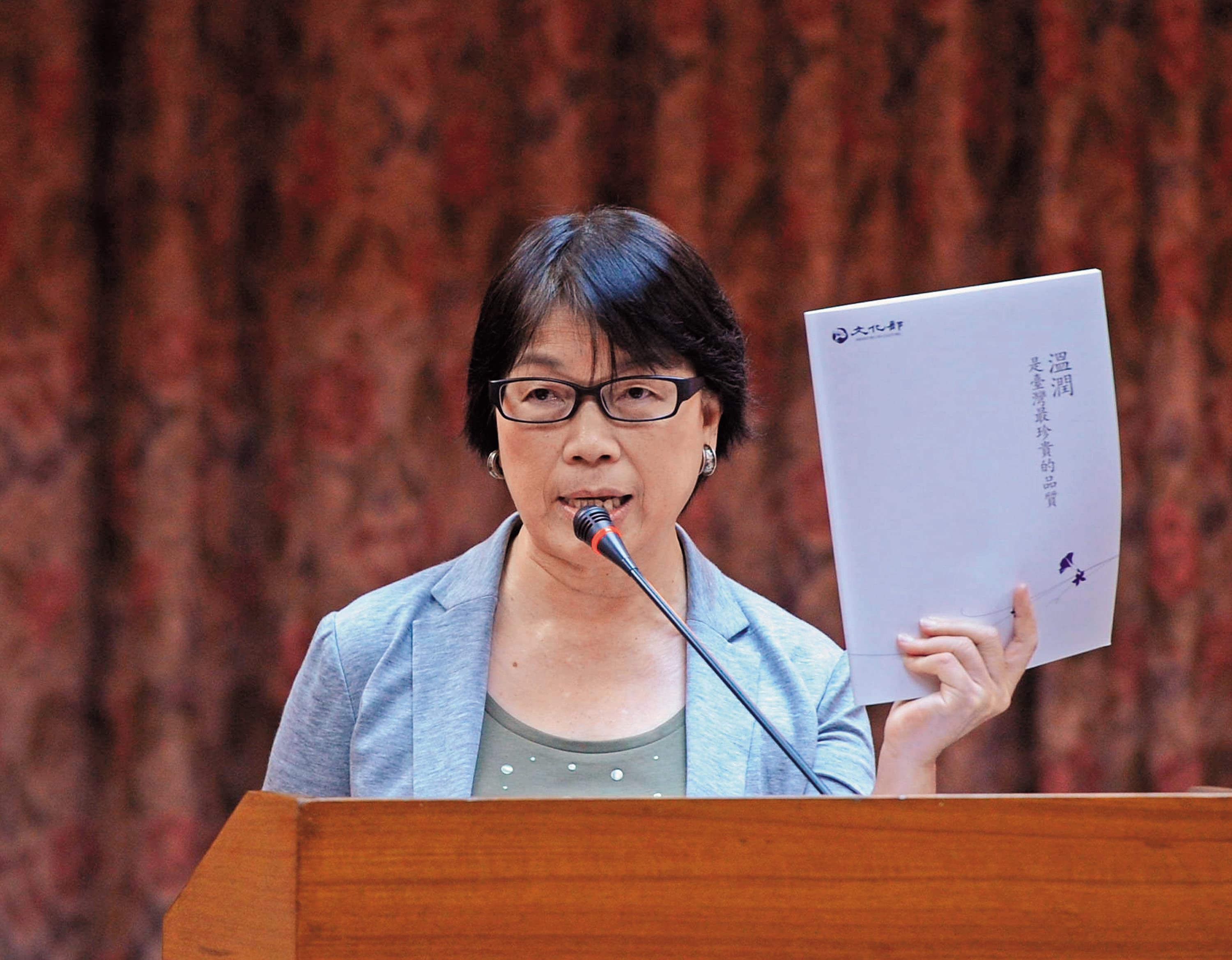 2012年5月20日,文建會升格為文化部,龍應台為台灣首任文化部長,2年後因要多陪伴母親辭去官職。(中央社)