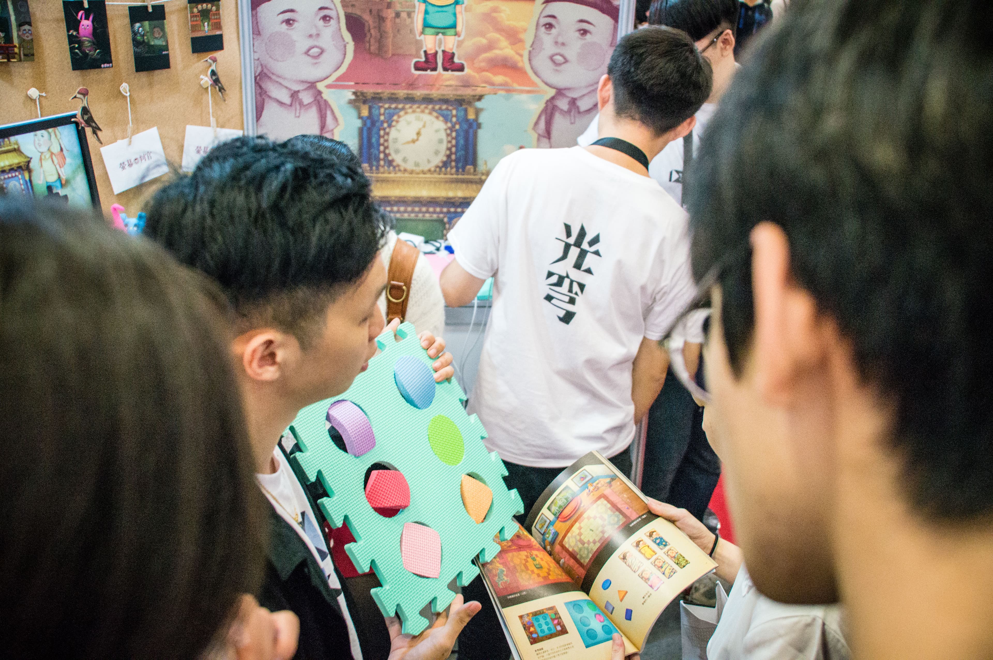 因為兵役關係,催生出了泡棉積木的點子。陳任軒正向前來看展的人解釋這個靈感來源。