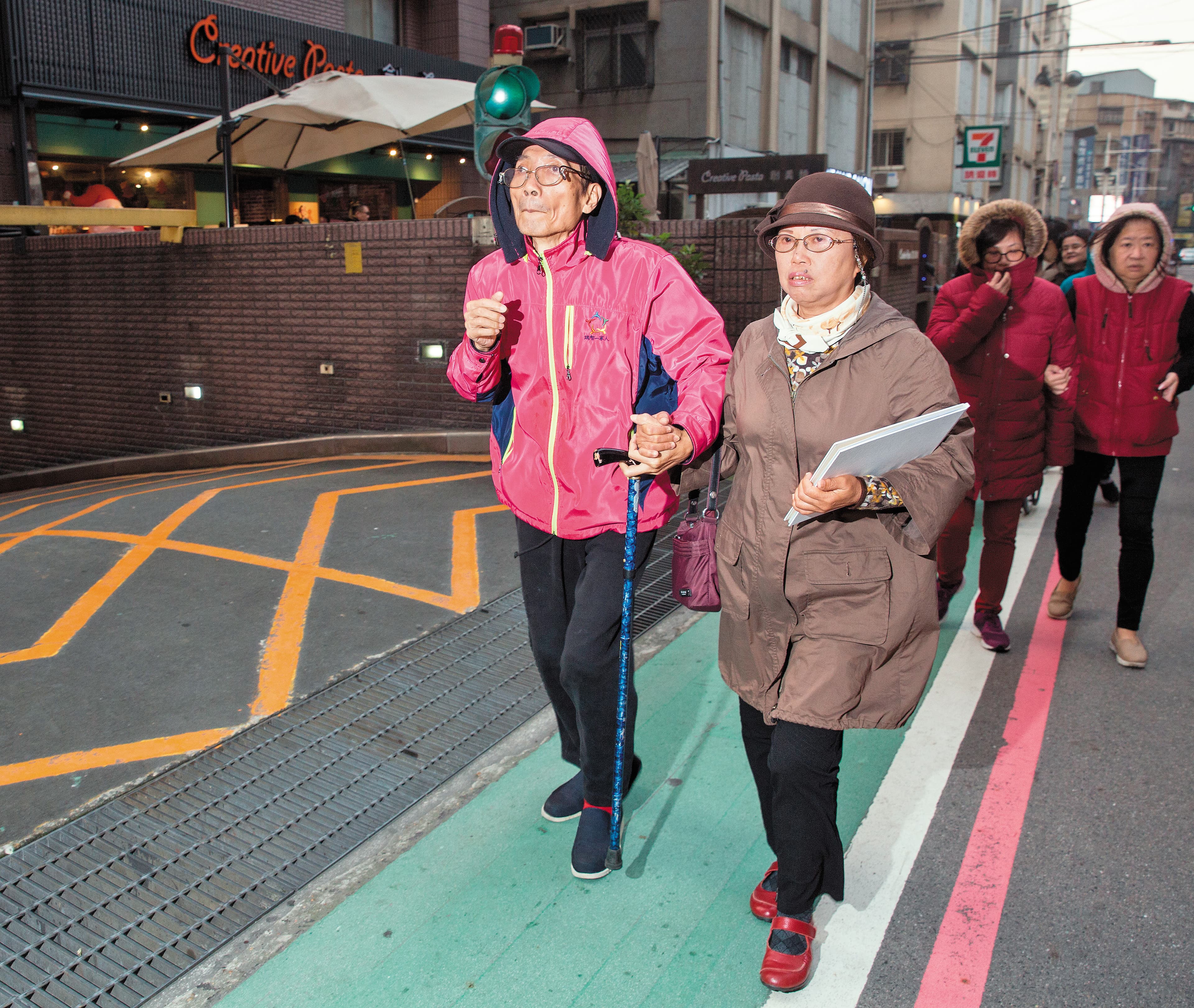 罹患帕金森氏症的王先生(左)已經失智,太太蘇小姐(右)認為帶他出門多走動,能有效延緩退化速度。