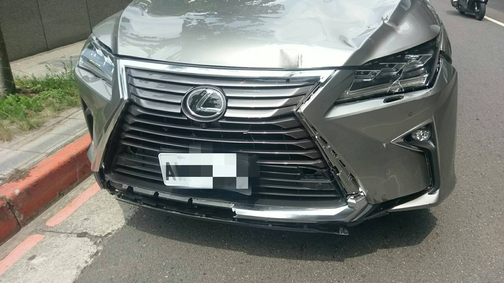 肇事後停靠路旁的銀色凌志 LEXUS休旅車。(警方提供)