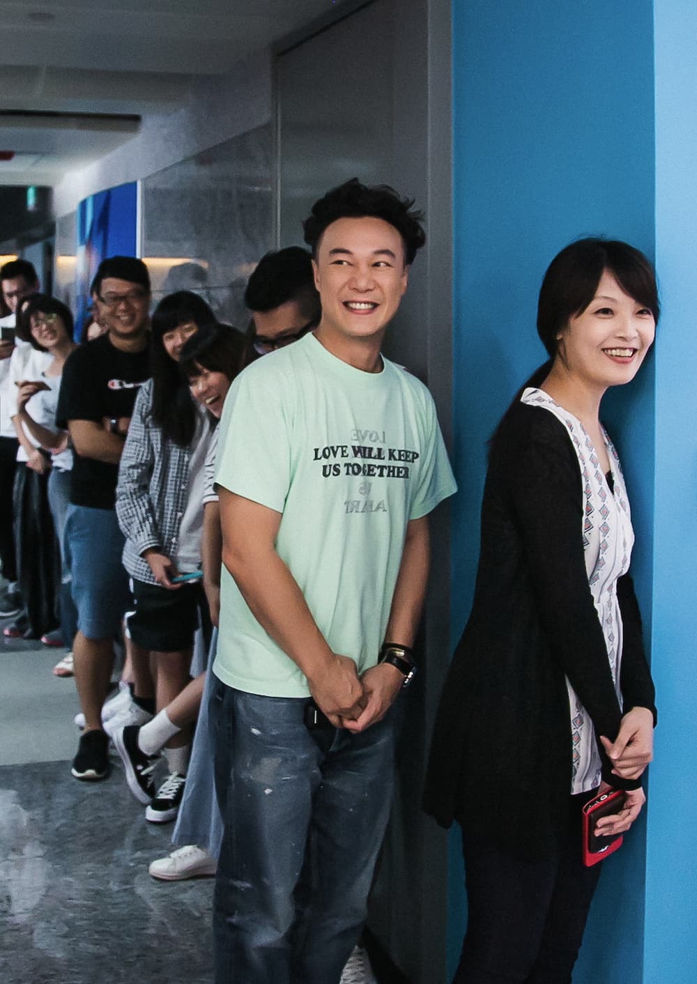 陳奕迅逗趣跟著排隊點餐,還故意插隊說:「我不懂規矩。」(KKBOX提供)