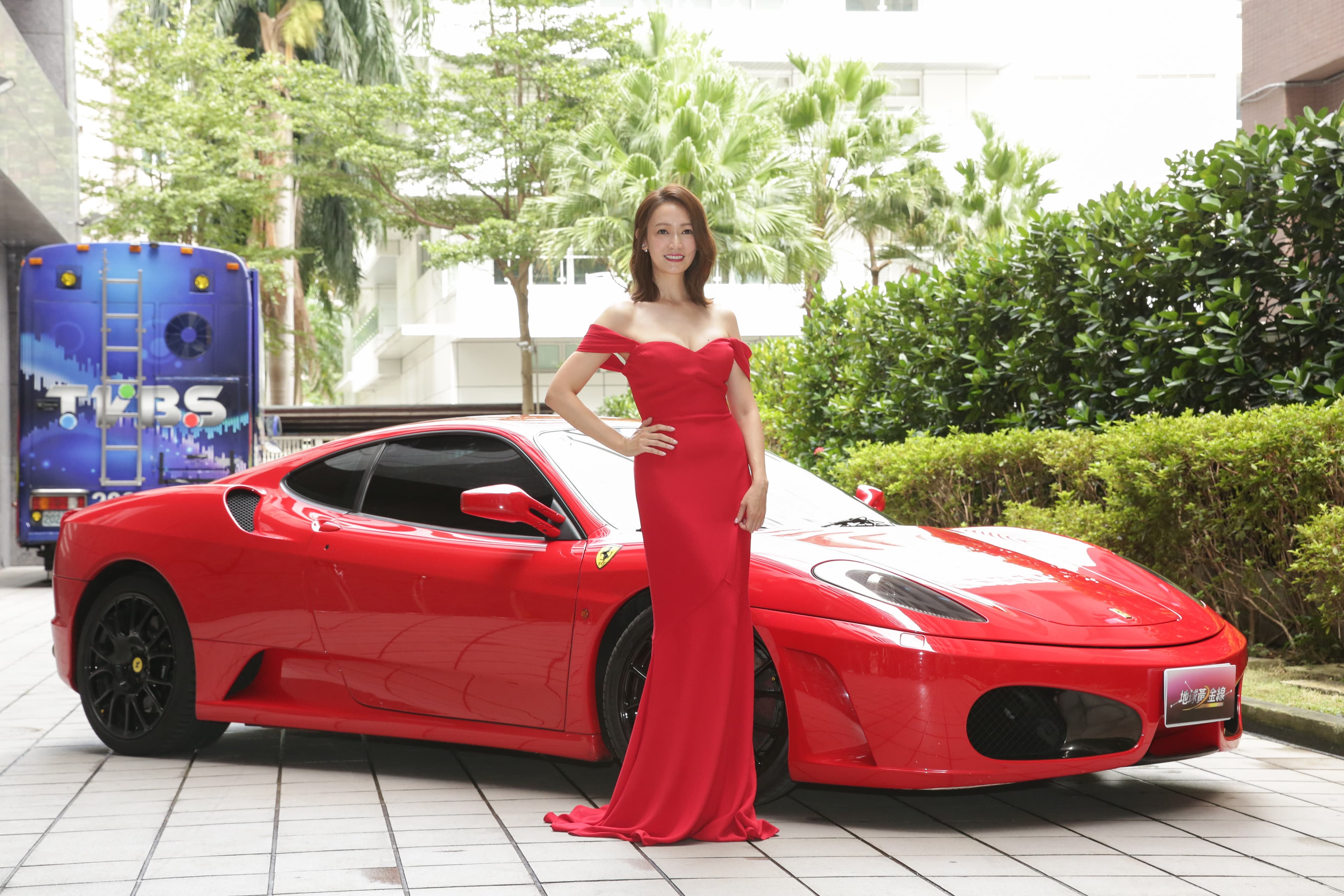 潘慧如出席記者會搭上千萬超跑,呈現香車配美人的境界。