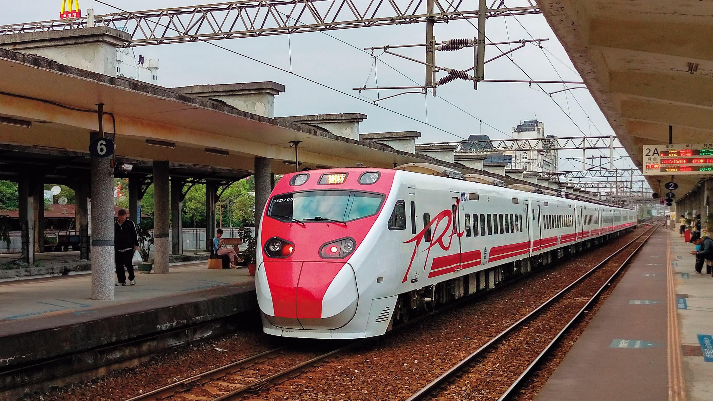 普悠瑪標榜傾斜式列車,最高時速可達150公里,圖為該翻覆列車於去年4月間停靠在宜蘭站載客畫面。