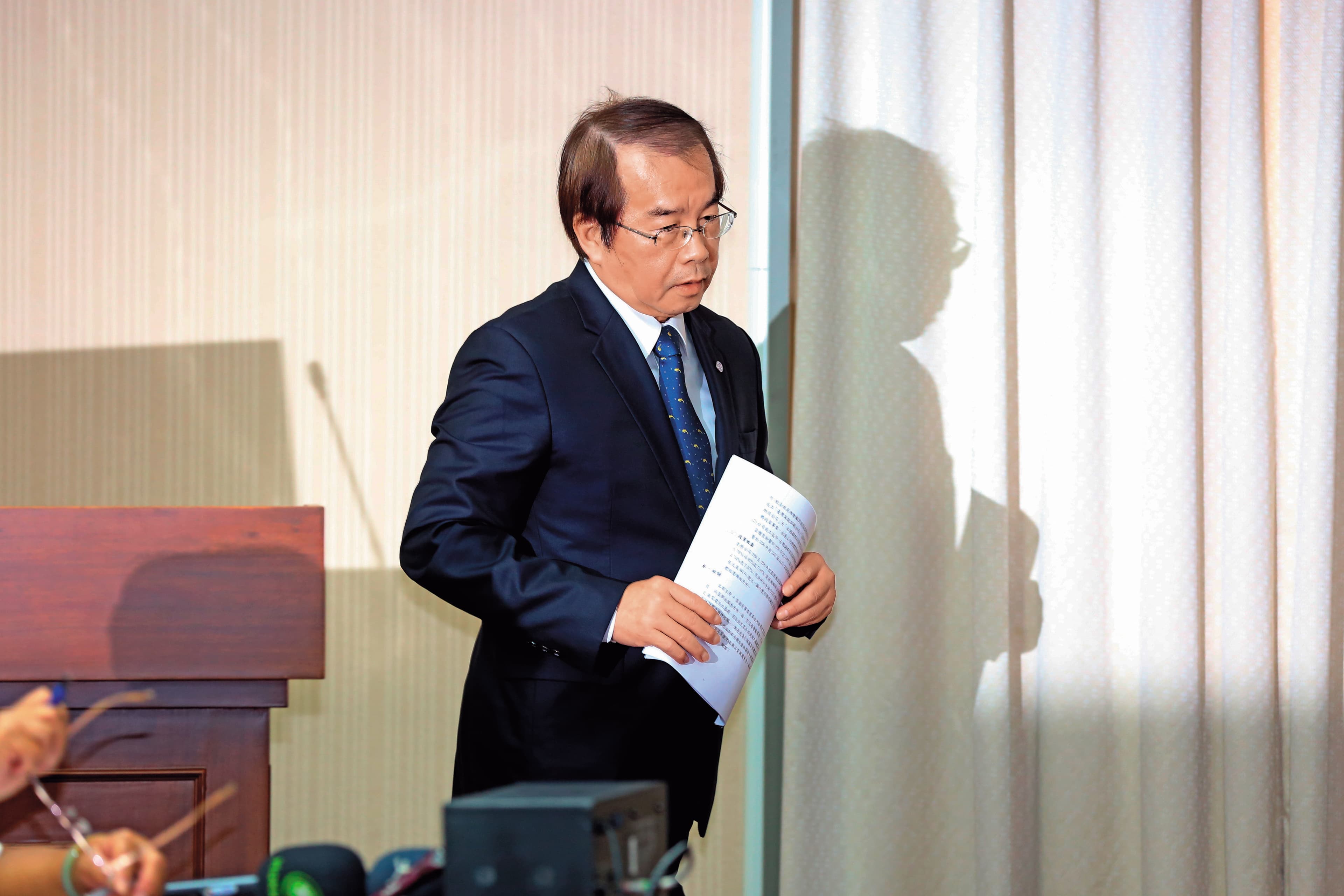 台鐵局長鹿潔身因普悠瑪翻車下台,遺缺改由交通部次長張政源自願降職接掌。