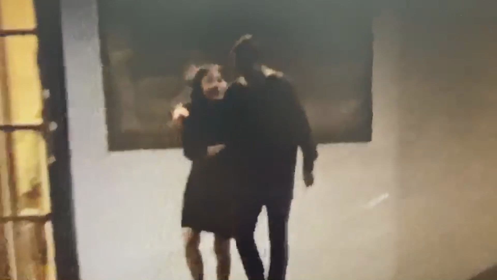 謝妻被拍到與一名男子從建築物走出後,該男子竟一度狀似緊摟謝妻的肩膀,關係似乎相當親密。(讀者提供)
