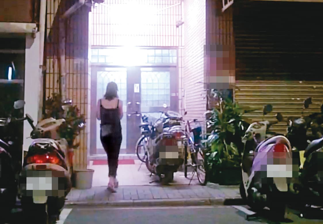 08/02 04:47 凌晨近5點,小農女(圖)邊走邊講電話,2度現身吳怡農住處樓下,等人開門後便上樓。