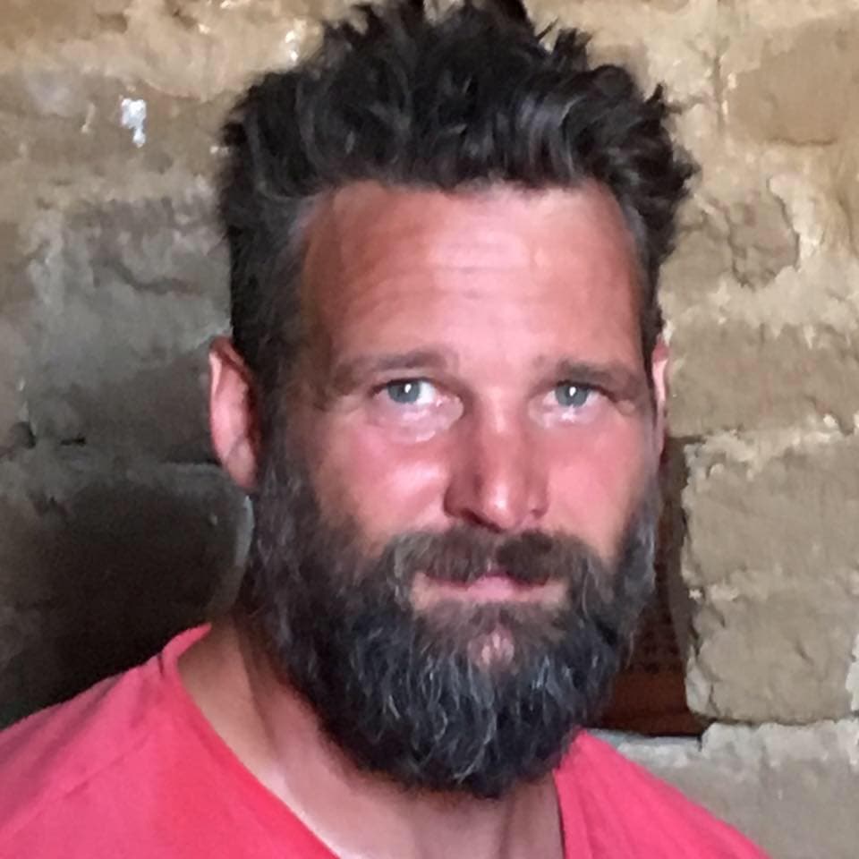 卡爾中獎和瘋狂買車故事曾被BBC拍成紀錄片。(翻攝Karl Crompton臉書)