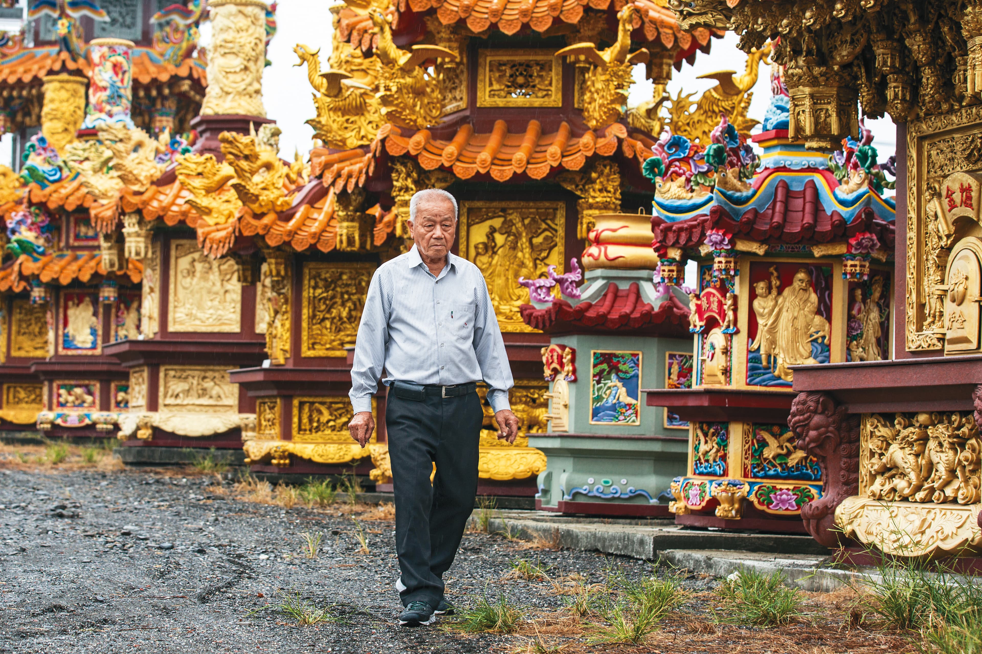 林復準的生意包辦陰陽二界,舉凡土地公廟、神像、金爐,甚至宗祠都能客製化生產。