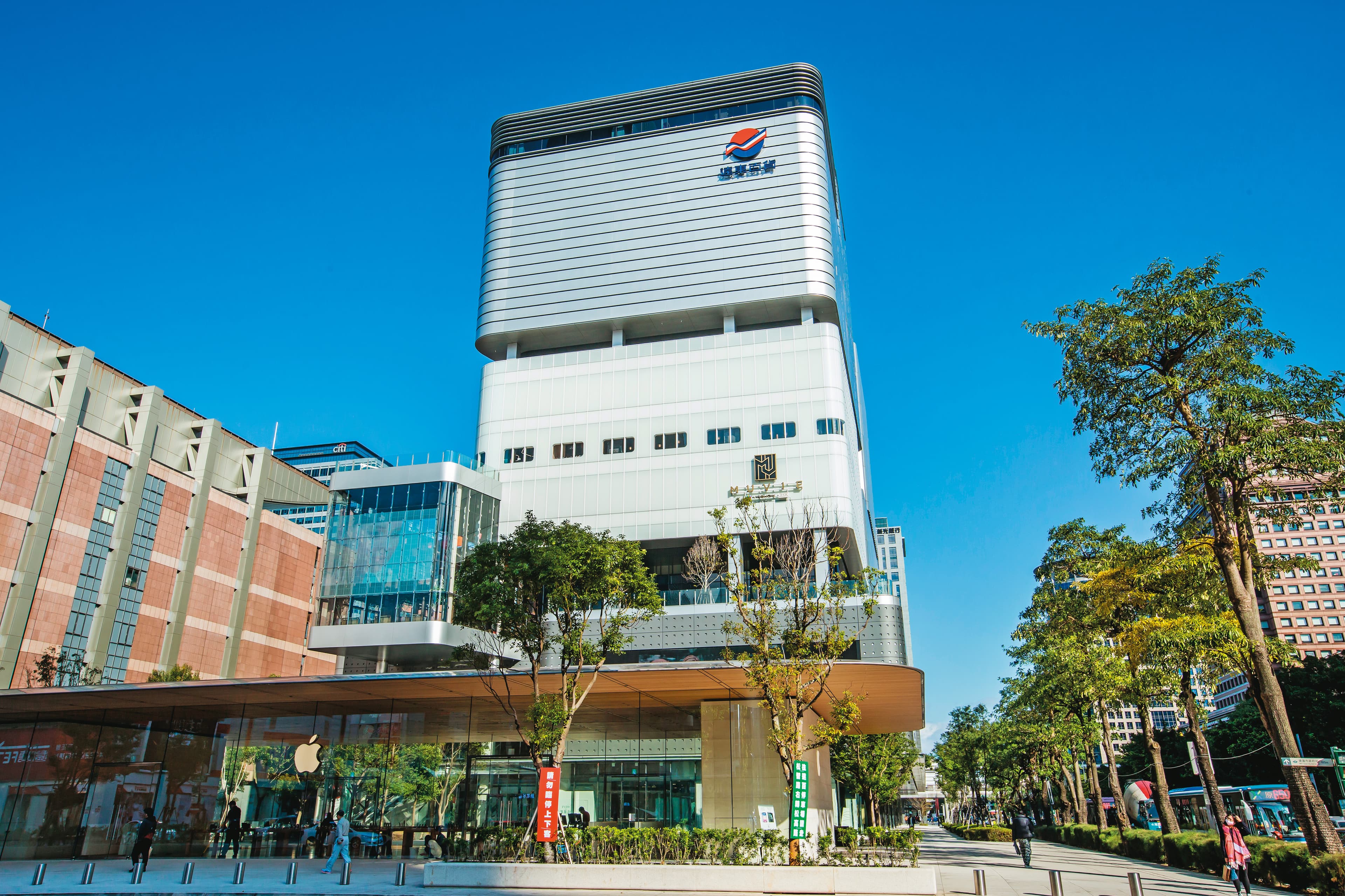 勞動基金遭股市大戶利用,炒作國內百貨龍頭股票遠百。圖為遠百信義A13。