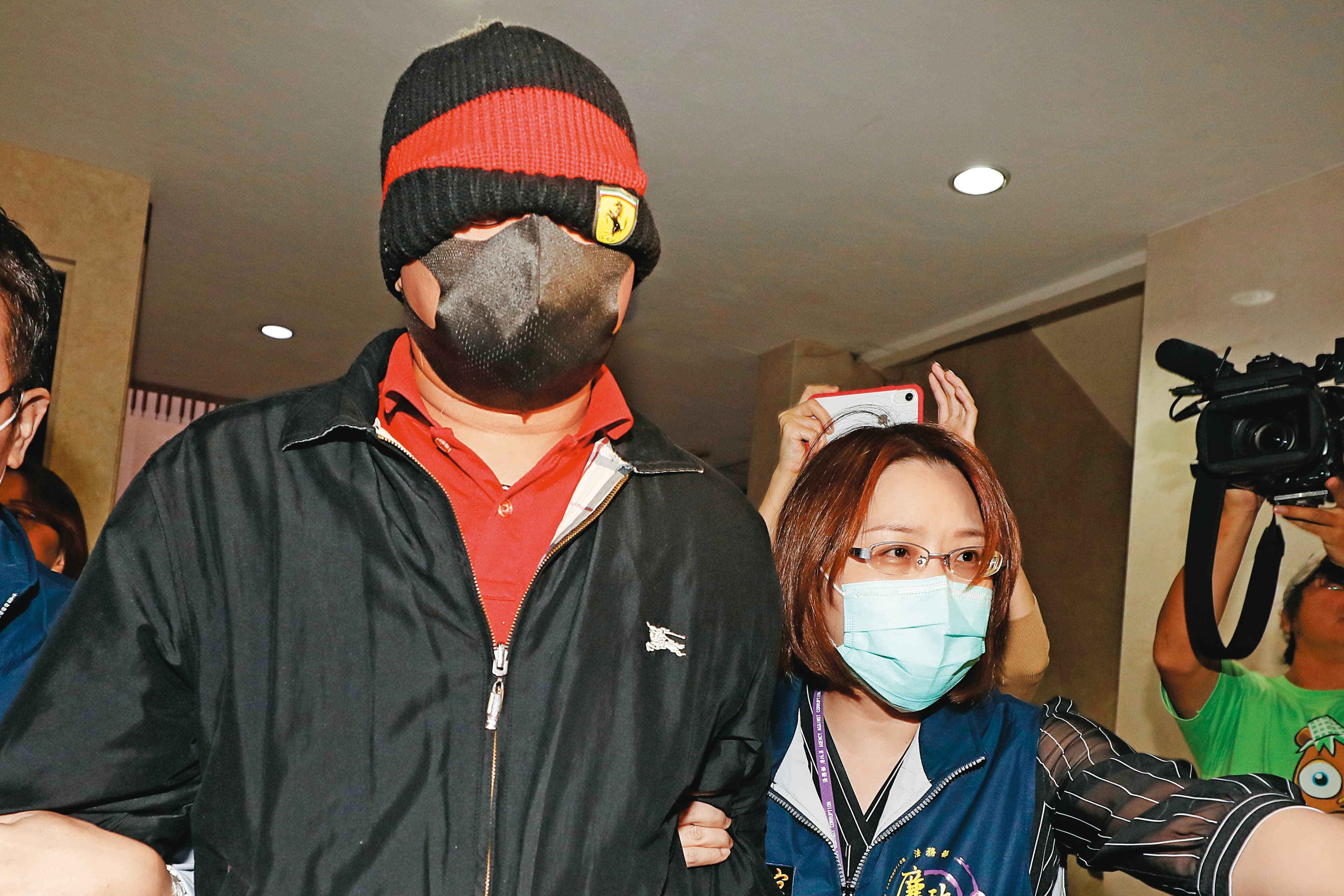 寶佳資產管理公司主管邱裕元(左)涉利用勞動基金炒股,遭以30萬元交保。