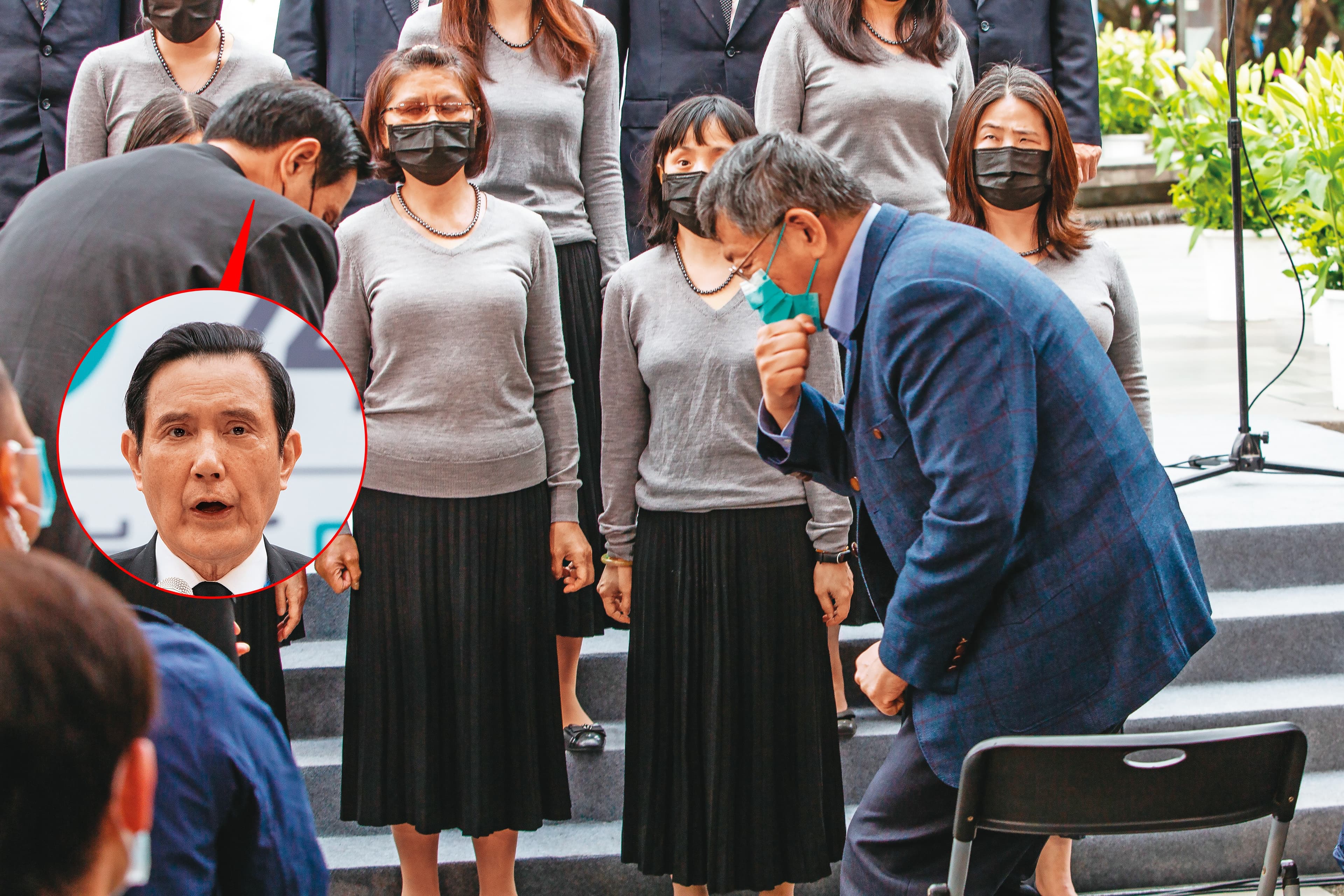 由柯市府主辦的北市228活動,在賴清德婉拒後,只剩馬英九出席,一度引發柯營二派幕僚大戰,最後馬、柯僅台下互動,並未同台合照。
