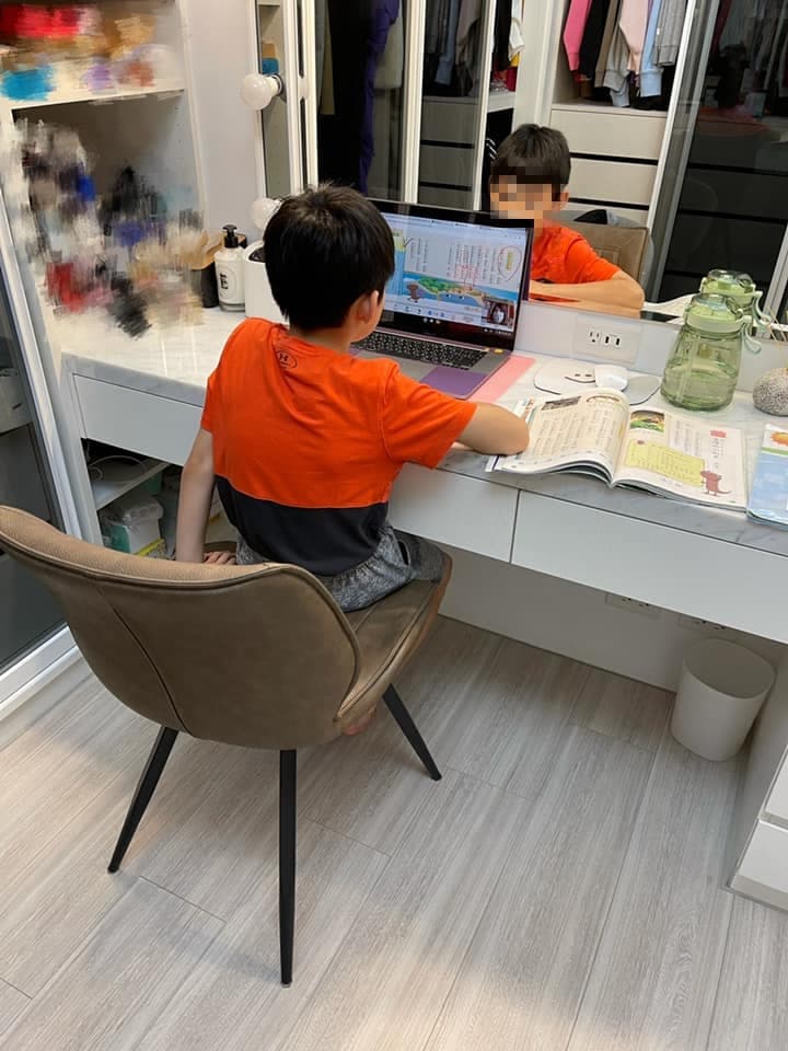 嚴立婷PO出自己兒子在家上課的模樣。(翻攝自嚴立婷臉書)
