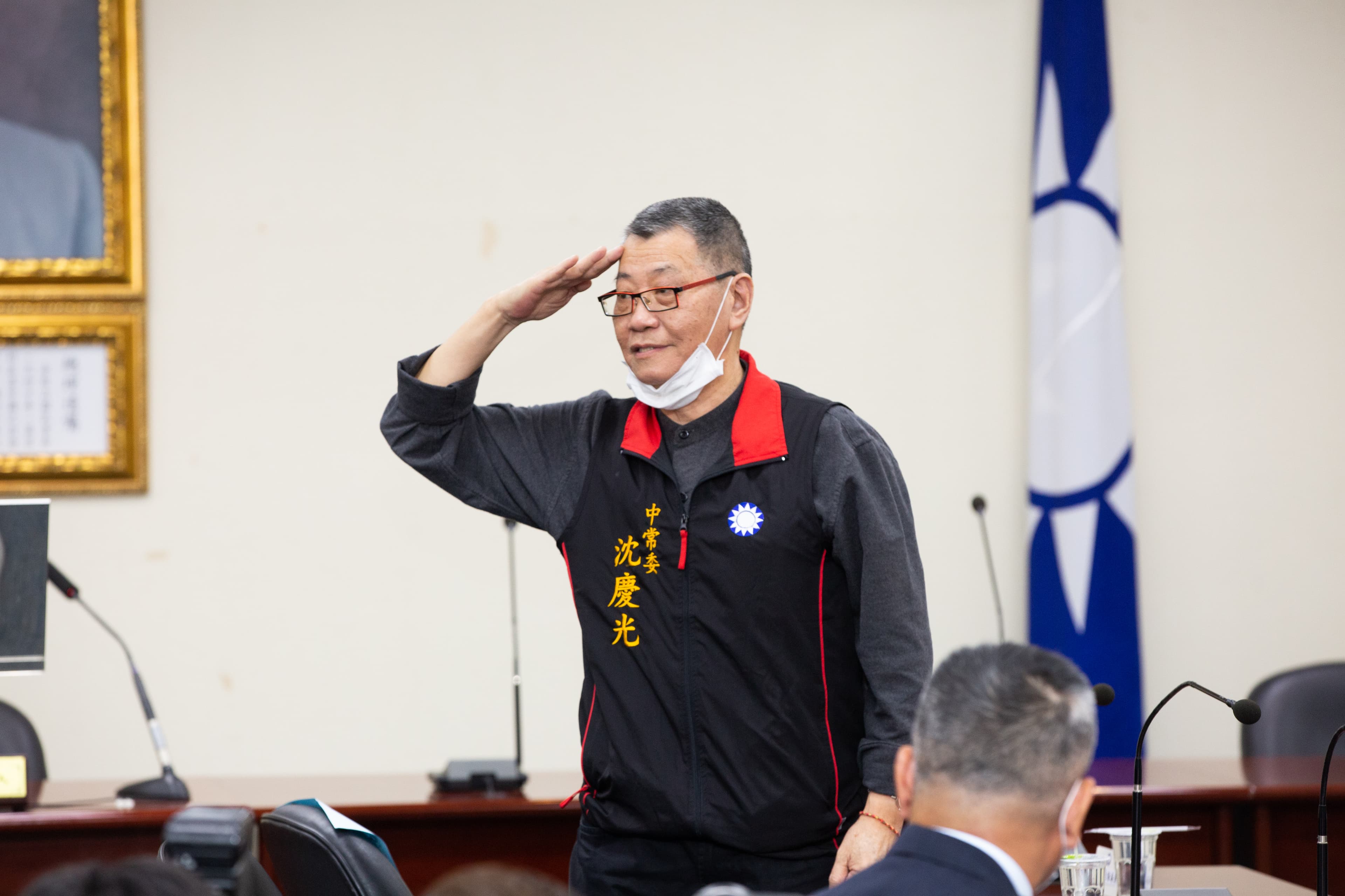 身兼國民黨中常委的中工董事長特助沈慶光遭咬出轉交一千萬元賄款給白手套,但他在偵訊時否認行賄軍方。
