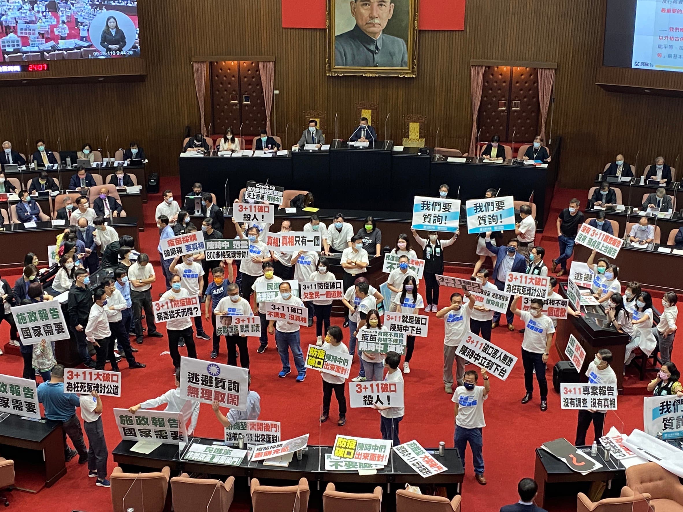 在藍綠混戰中,民眾黨立委夾縫中要求「我們要質詢」。