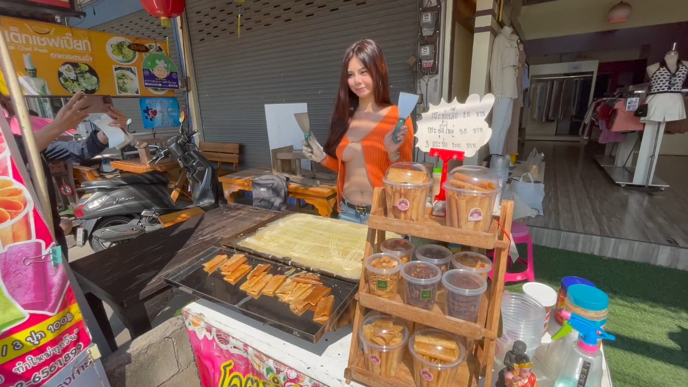 泰國一名妹子靠著性感打扮成功引起話題,讓攤販生意翻倍。(翻攝自《Sanook》)