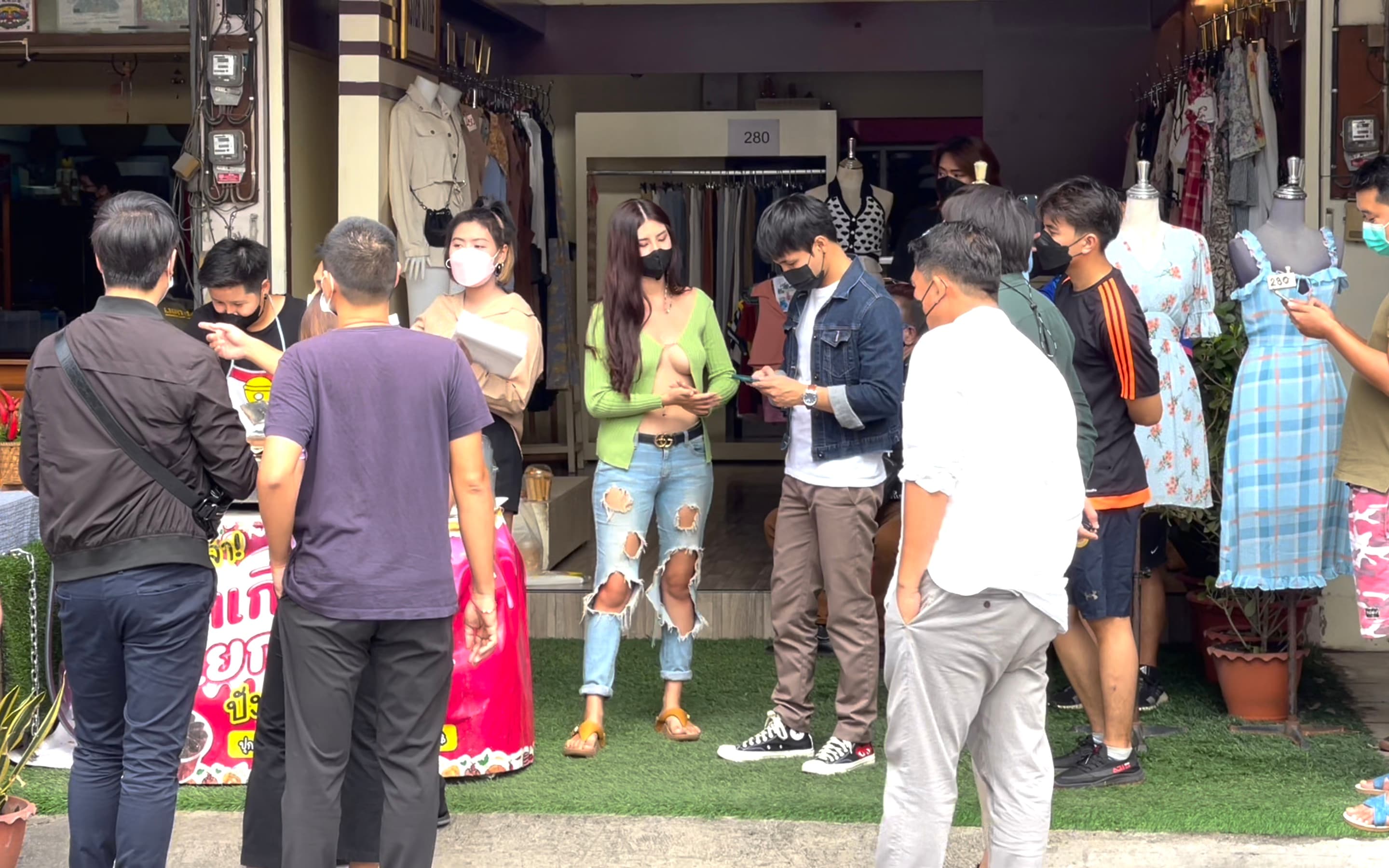 泰國一名妹子靠著性感打扮成功引起話題,讓攤販生意翻倍。(翻攝自《Sanook》)