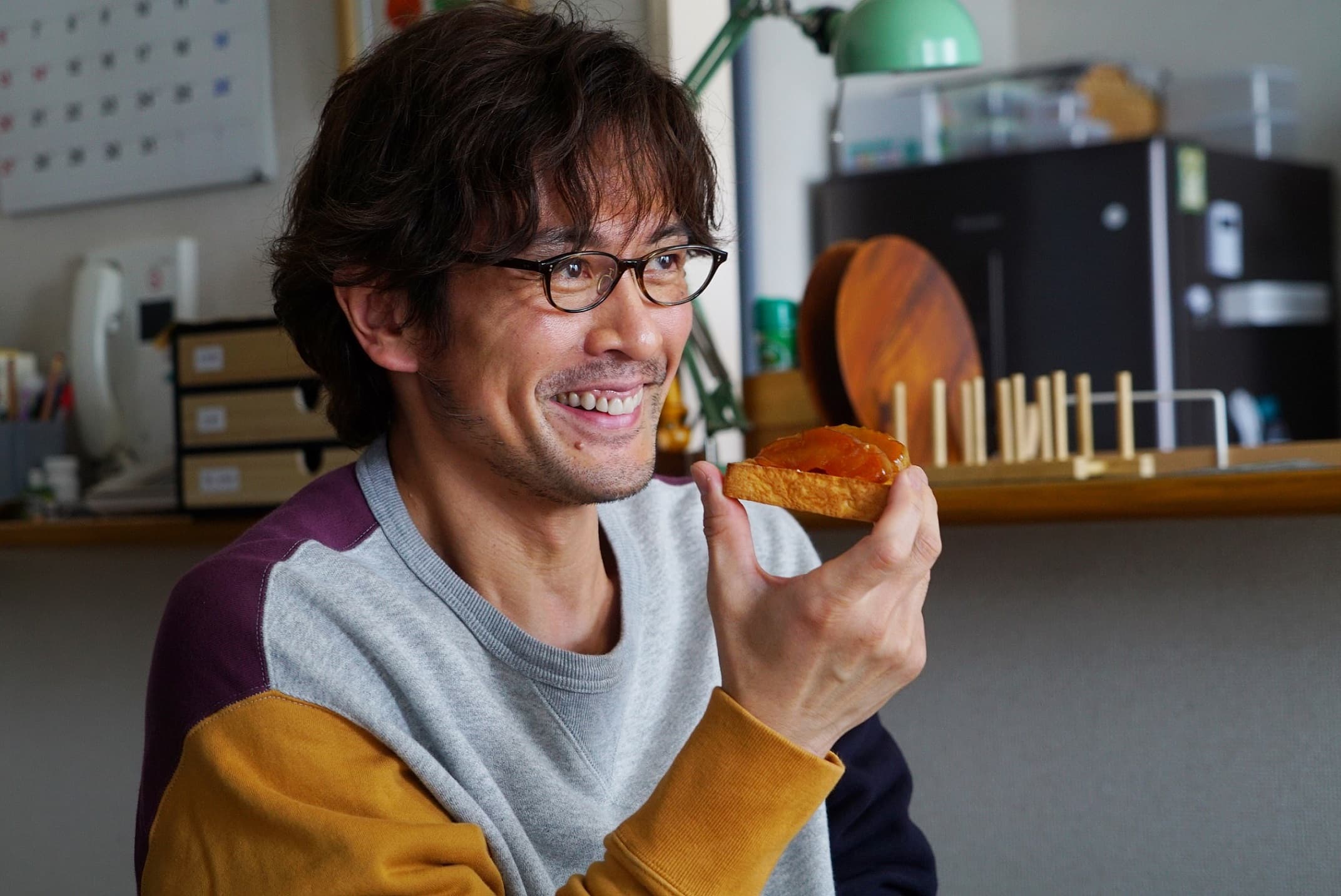 內野聖陽(圖)喜歡西島秀俊吃醋的樣子。(車庫娛樂提供)