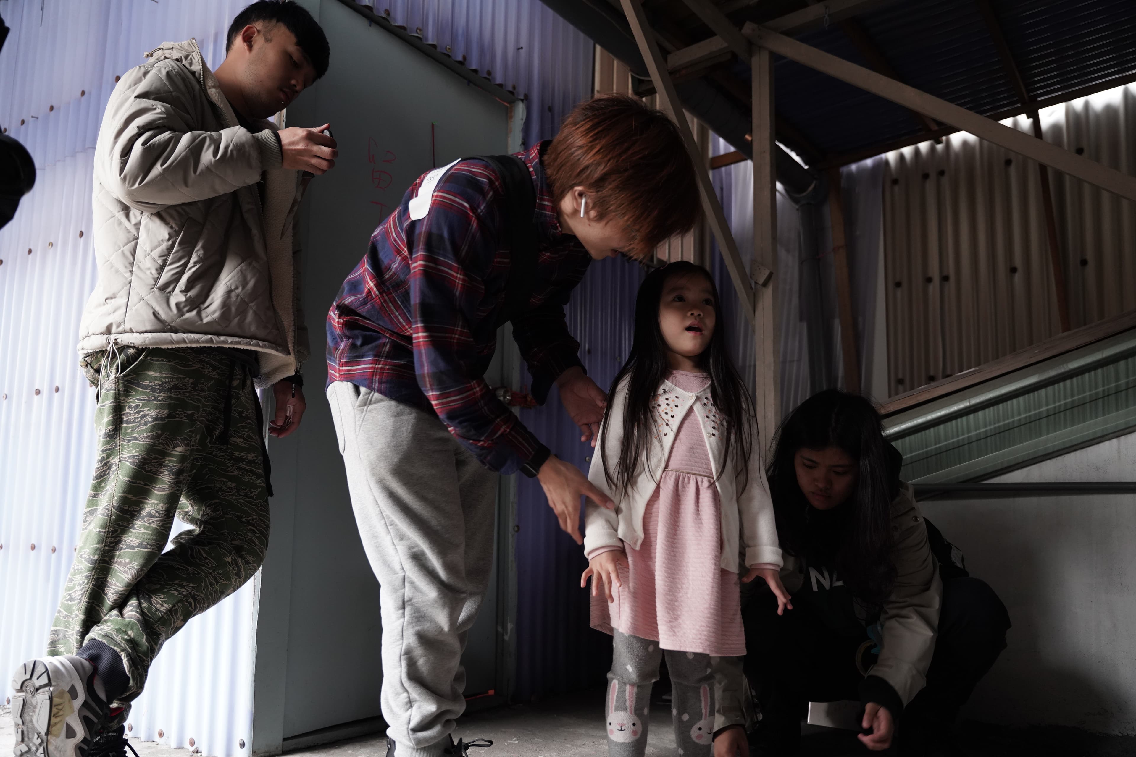 導演柯孟融(中左)指導當時才4歲的黃歆庭(中右)表演。(牽猴子提供)