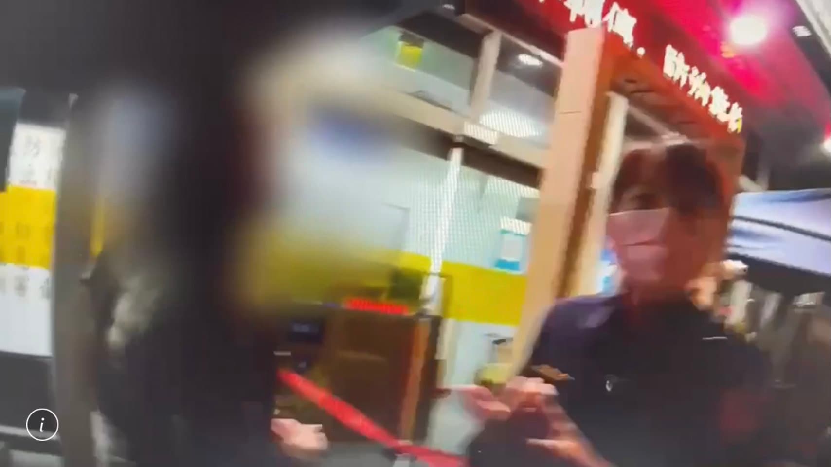 張女(左)不滿賣淫遭裁罰,到派出所前咆哮怒罵警方。(翻攝畫面)